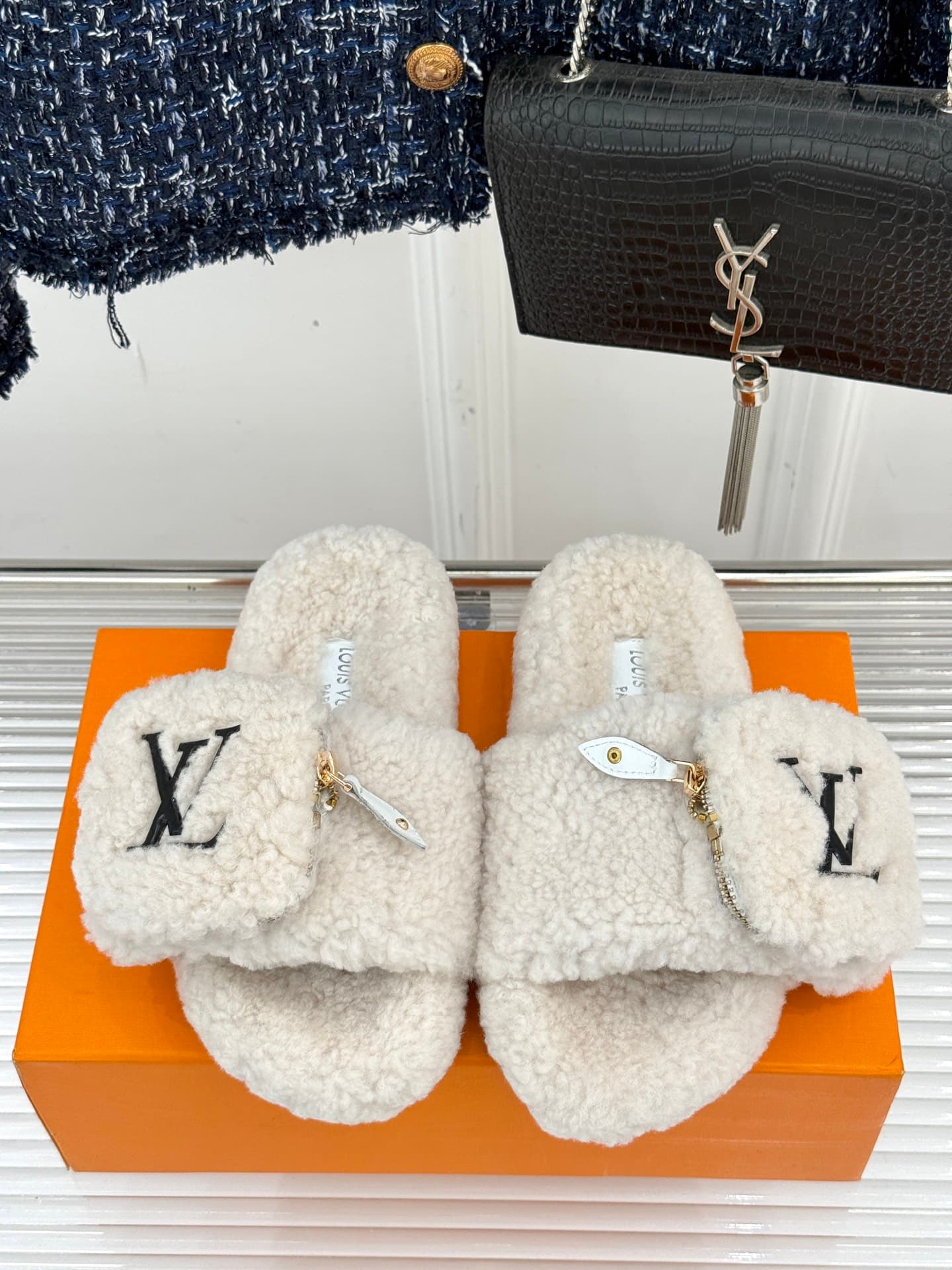 D9140 🏧𝐋𝐕Luck brand’s popular classic slippers — image 4