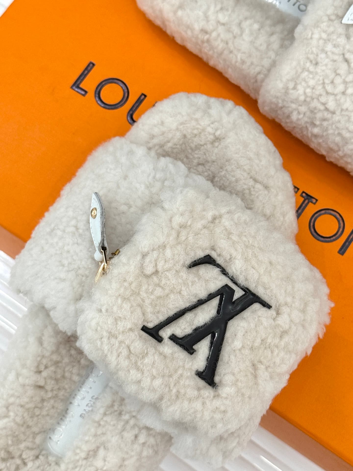 D9140 🏧𝐋𝐕Luck brand’s popular classic slippers — image 7