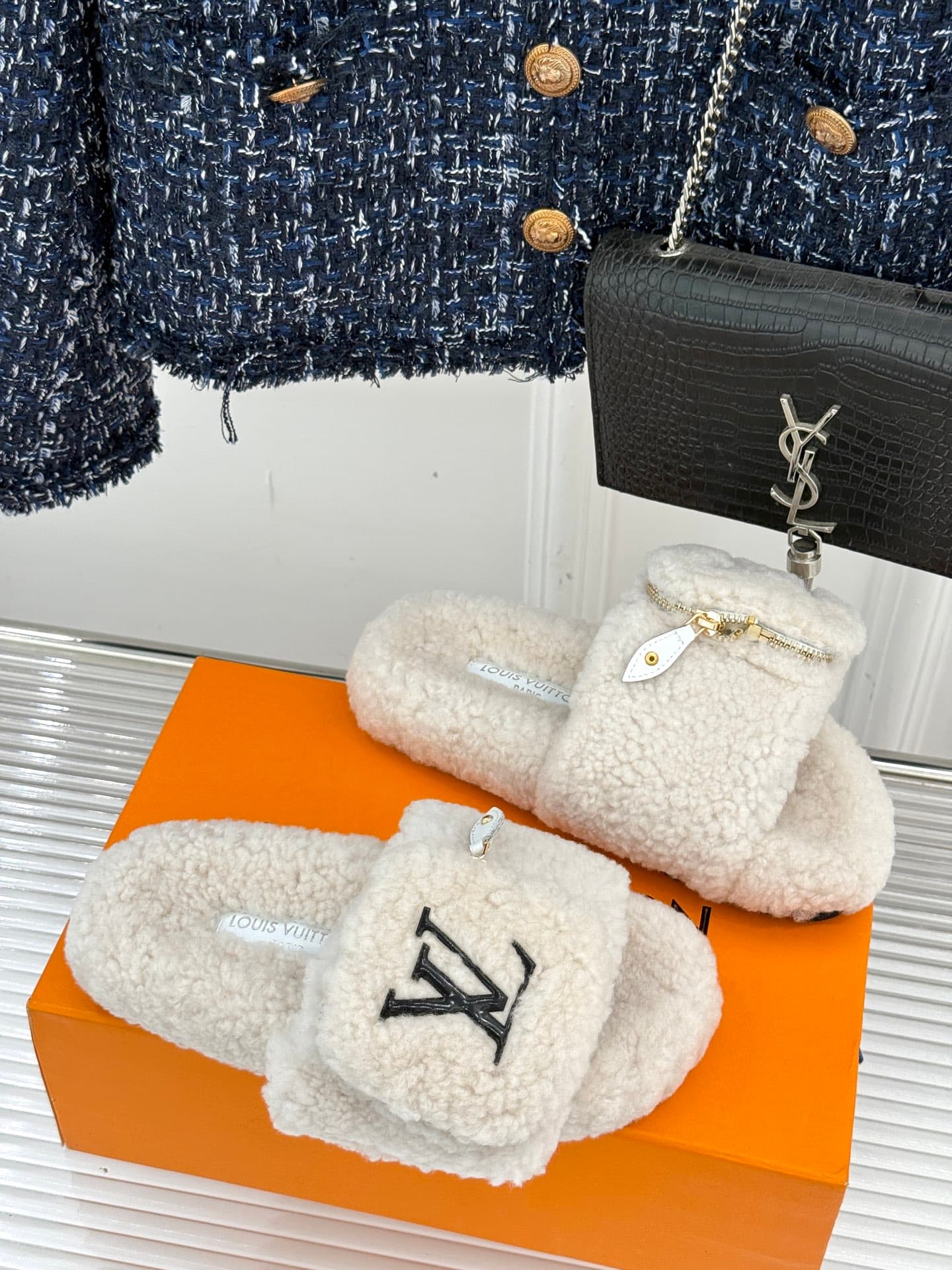 D9140 🏧𝐋𝐕Luck brand’s popular classic slippers — image 3