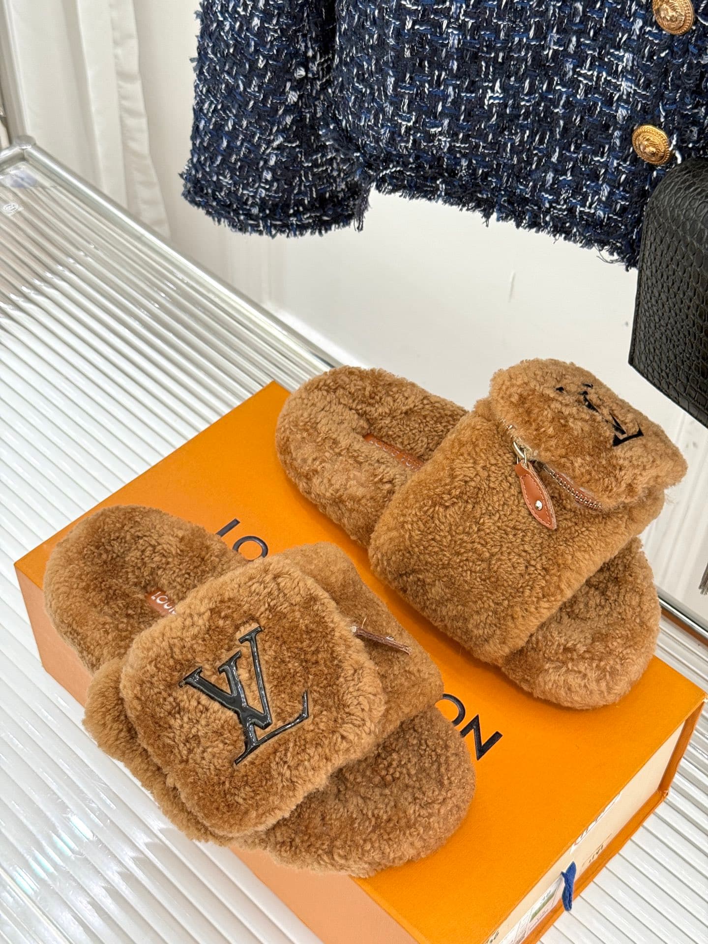 D9143 🏧𝐋𝐕Lucky brand’s popular classic slippers — image 3