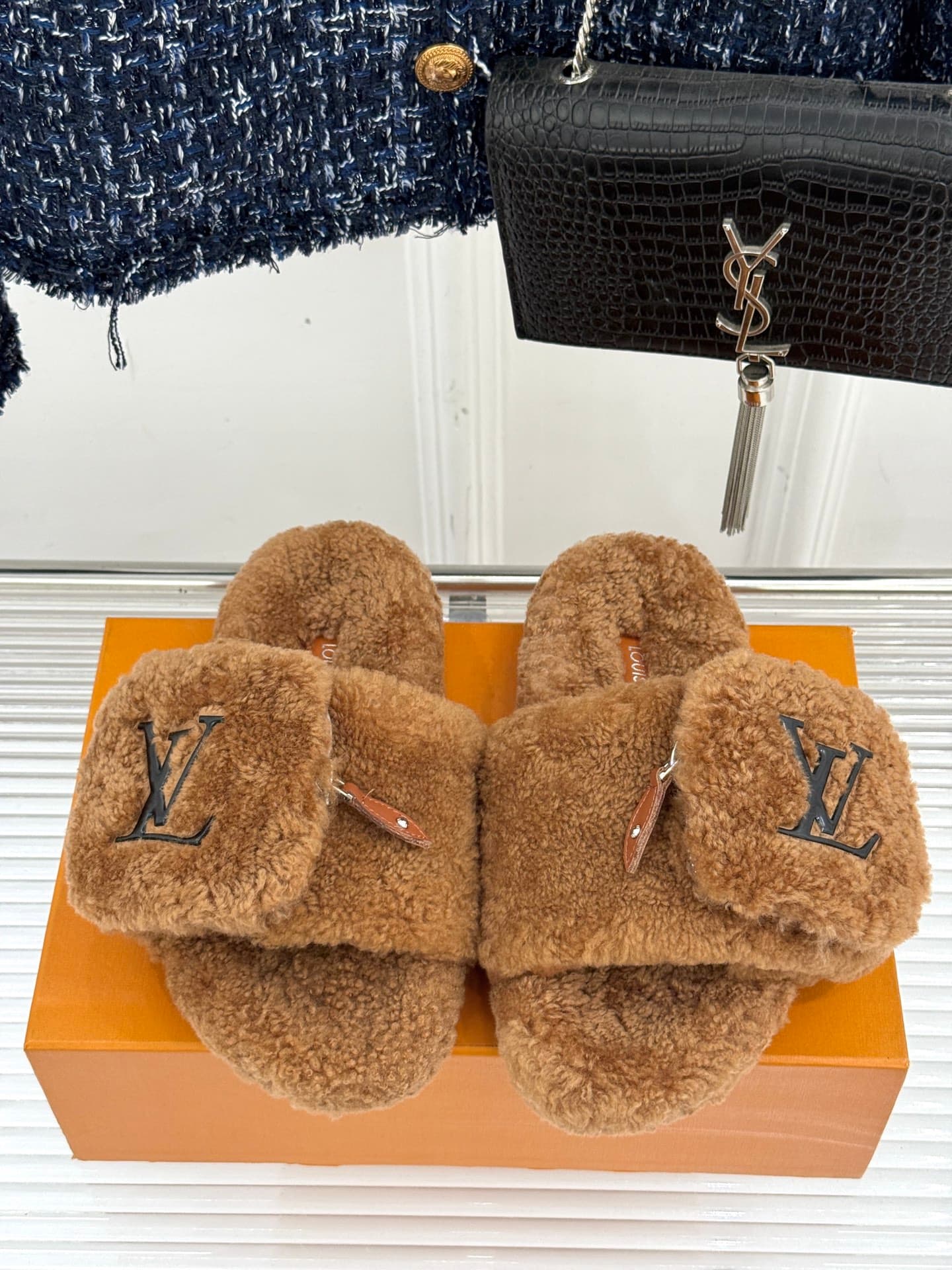 D9143 🏧𝐋𝐕Lucky brand’s popular classic slippers — image 4