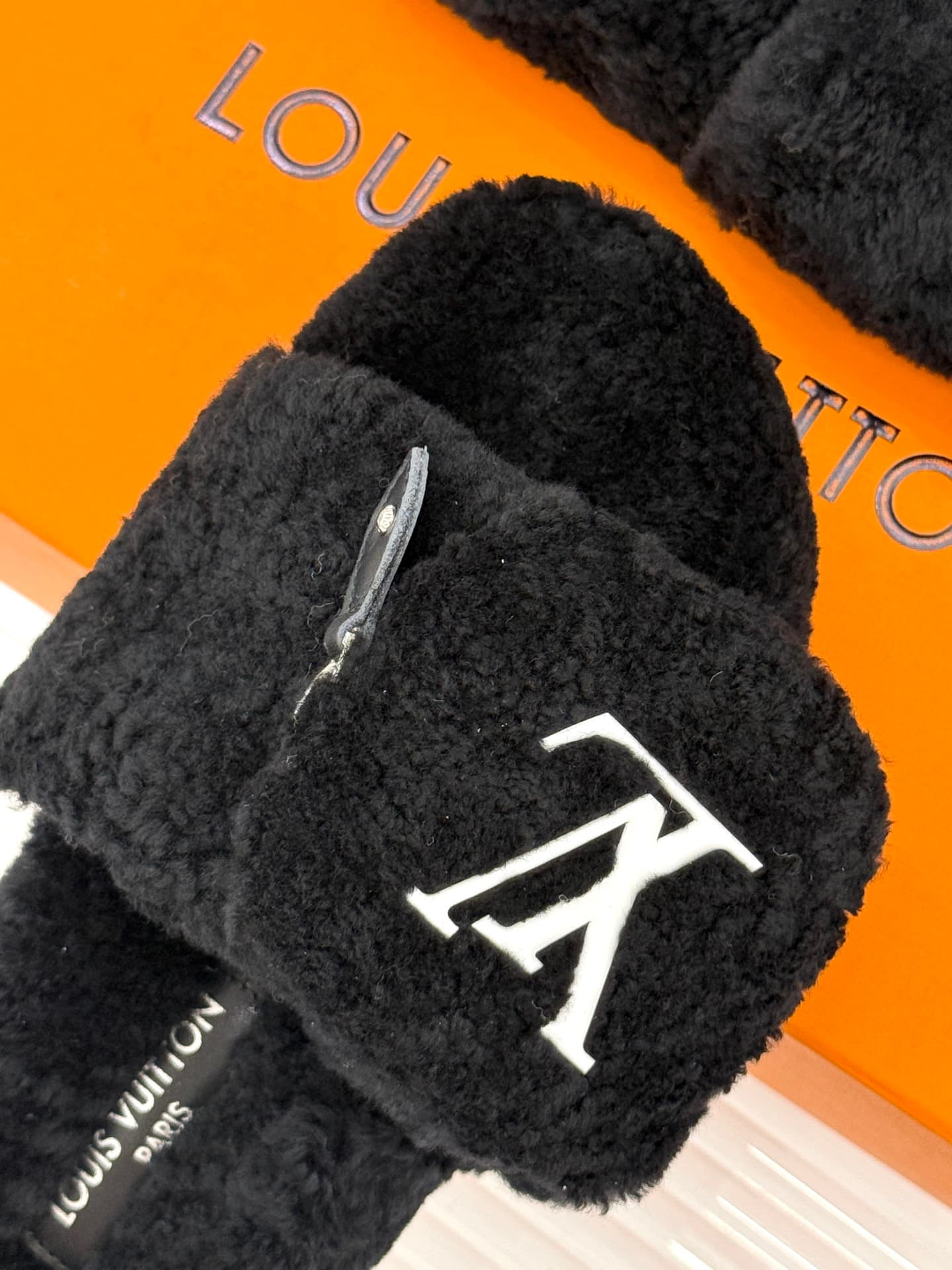 D9139 🏧𝐋𝐕Doris brand’s classic and popular fuzzy slippers — image 7