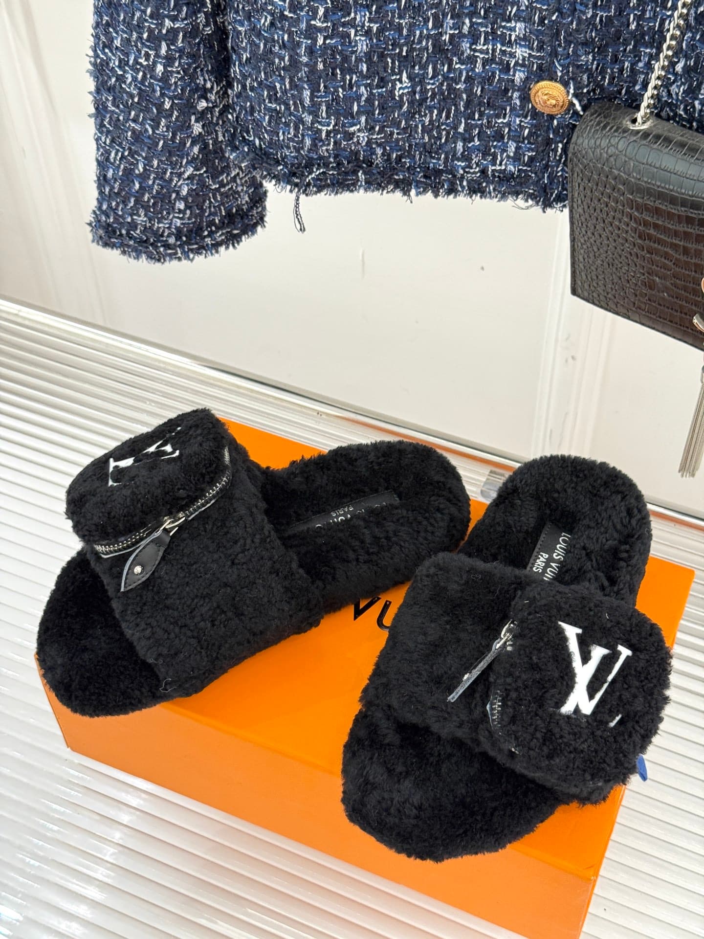 D9139 🏧𝐋𝐕Doris brand’s classic and popular fuzzy slippers — image 2