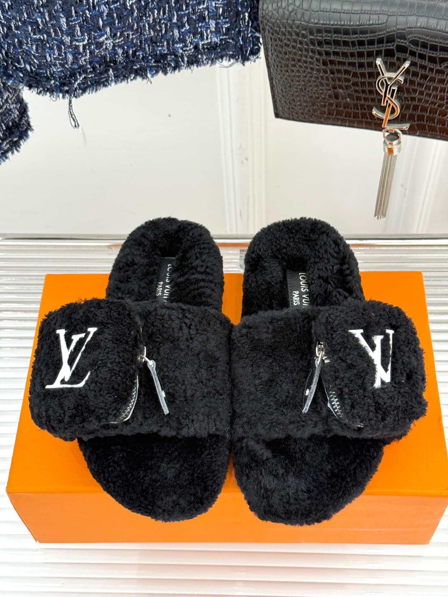D9139 🏧𝐋𝐕Doris brand’s classic and popular fuzzy slippers — image 4
