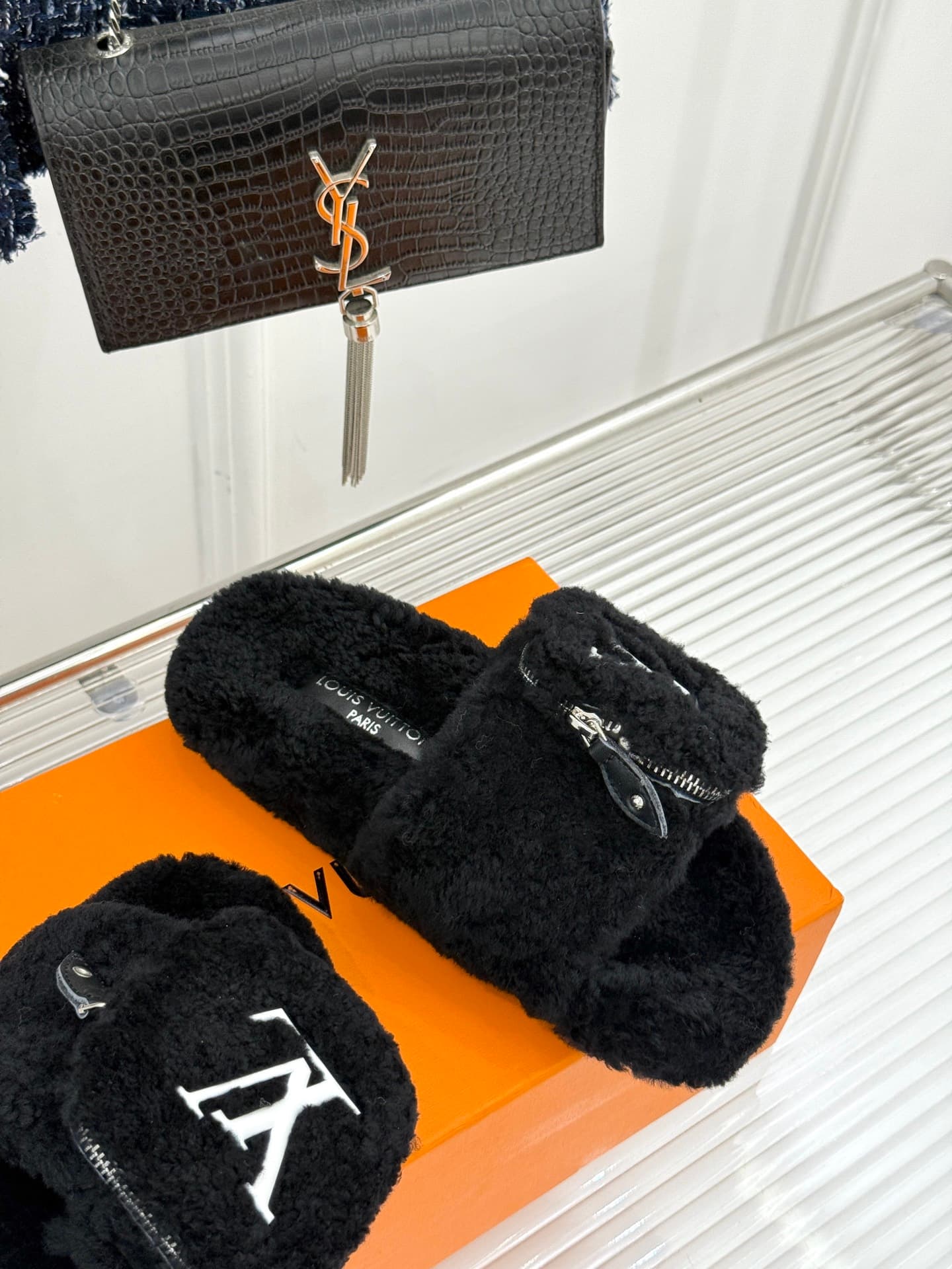 D9139 🏧𝐋𝐕Doris brand’s classic and popular fuzzy slippers — image 5