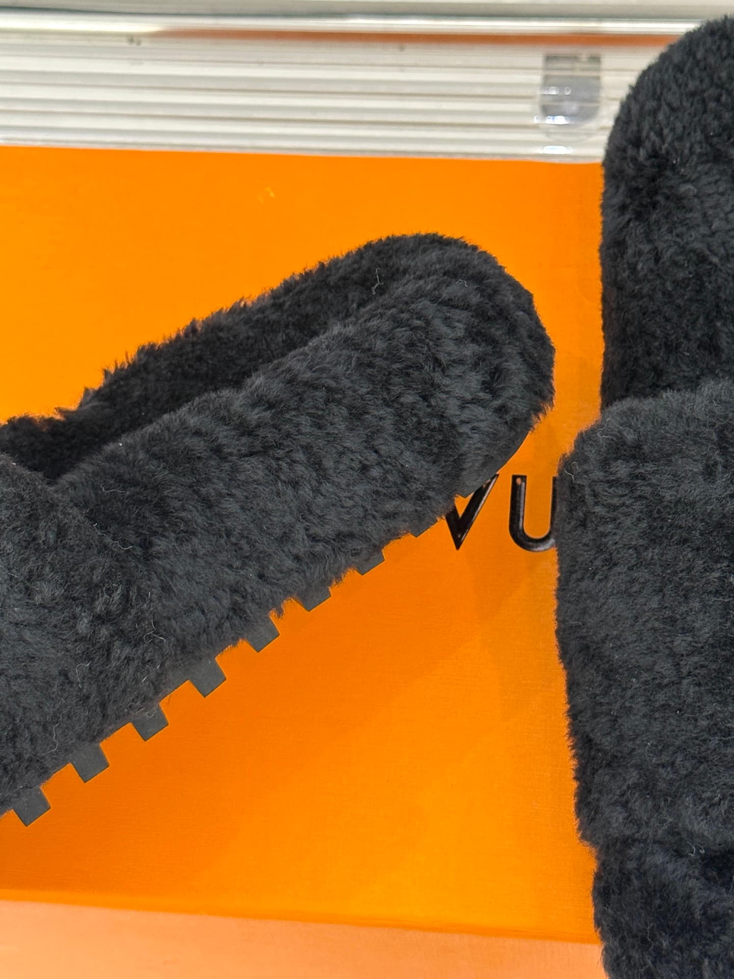 D9139 🏧𝐋𝐕Doris brand’s classic and popular fuzzy slippers — image 6