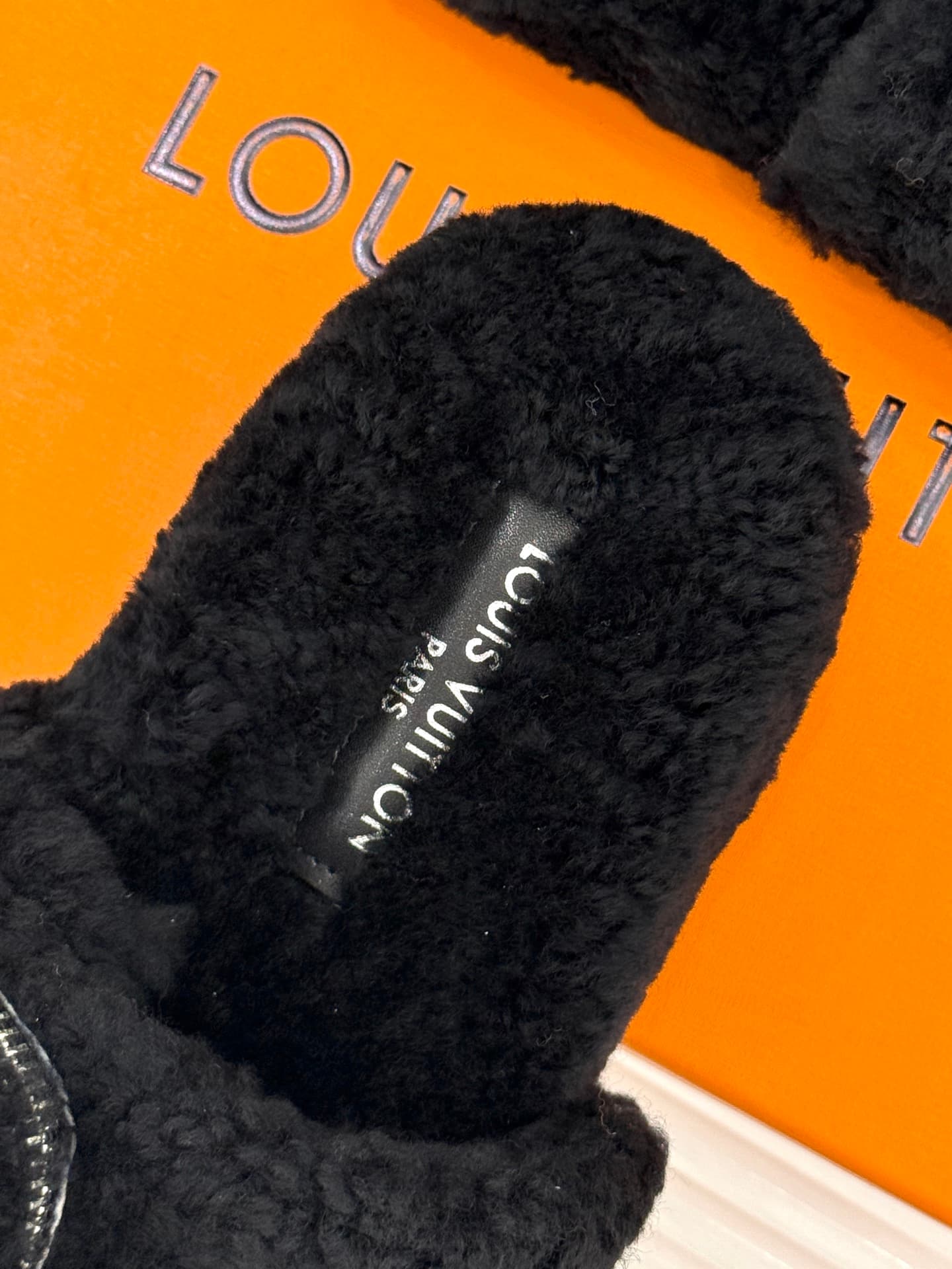 D9139 🏧𝐋𝐕Doris brand’s classic and popular fuzzy slippers — image 8