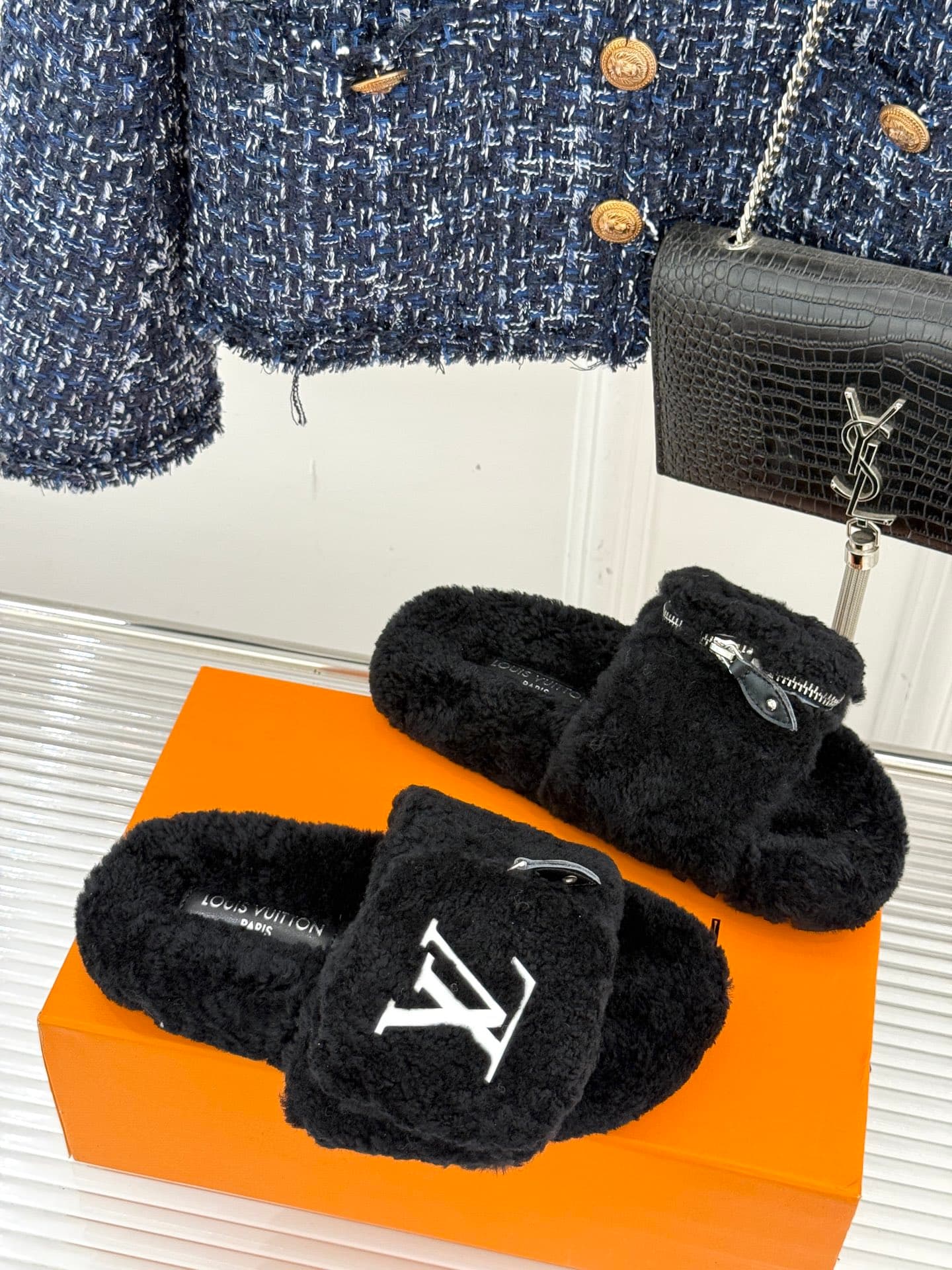 D9139 🏧𝐋𝐕Doris brand’s classic and popular fuzzy slippers — image 3