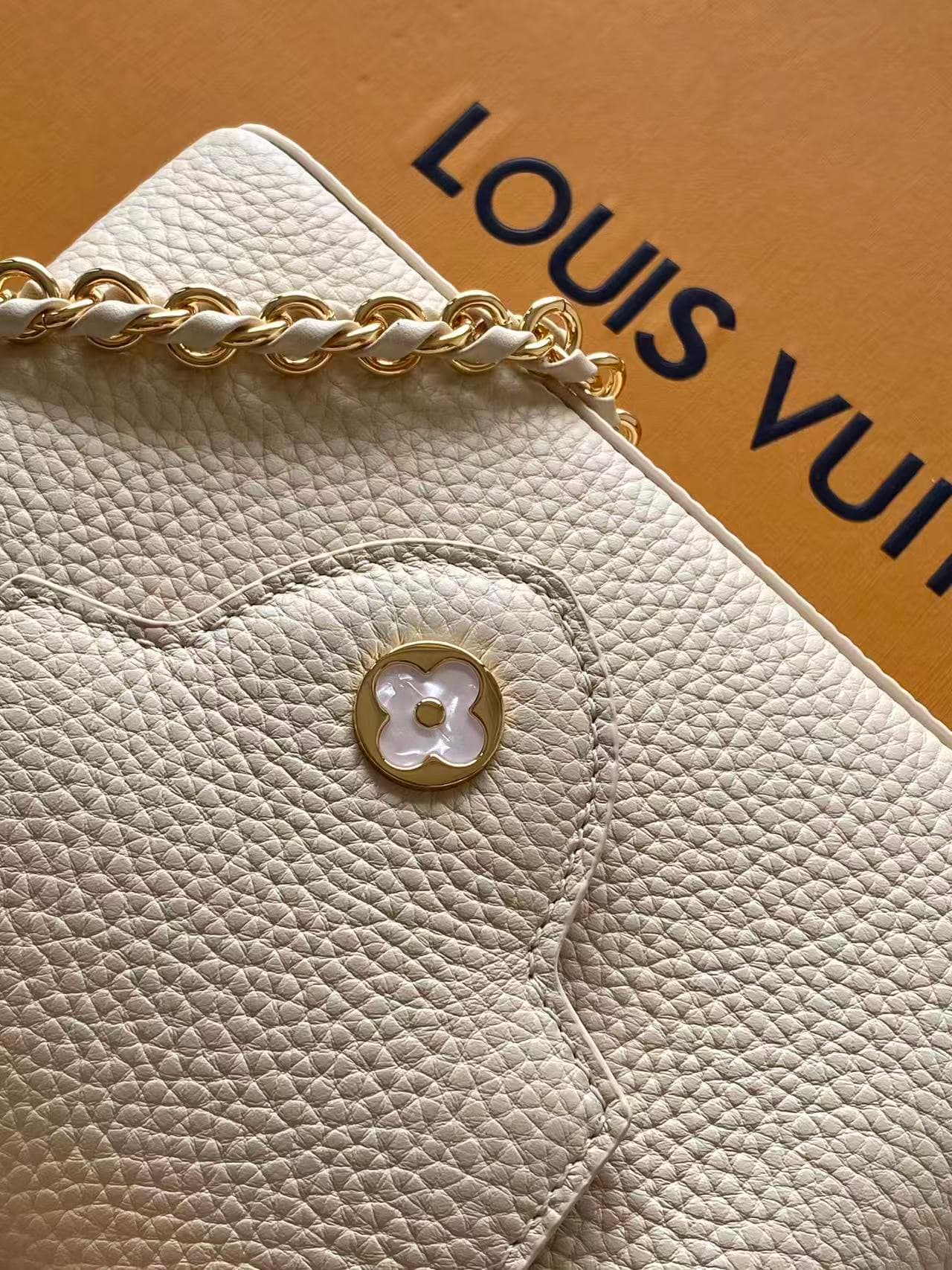 C5127 💰M10167 gray; M10167 white; M10169, M10168, M10167, M10166 – top-quality original items. Dynamic 163: This medium-sized Capucines handbag is made of rich Taurillon leather, with a glossy shell texture on the upper edge, and the Monogram floral patte — image 5