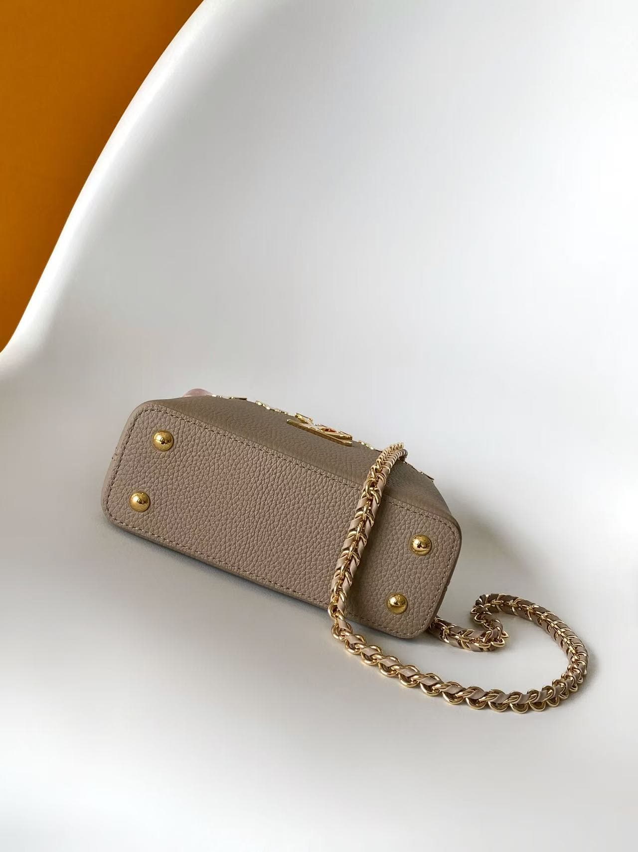 C5125 💰M10167 gray M10167 white M10169 M10168 M10167 M10166 top-quality original items, dynamic 163. This medium-sized Capucines handbag is made of rich Taurillon leather, with a glossy shell texture that features the Monogram floral pattern. The elegant  — image 4