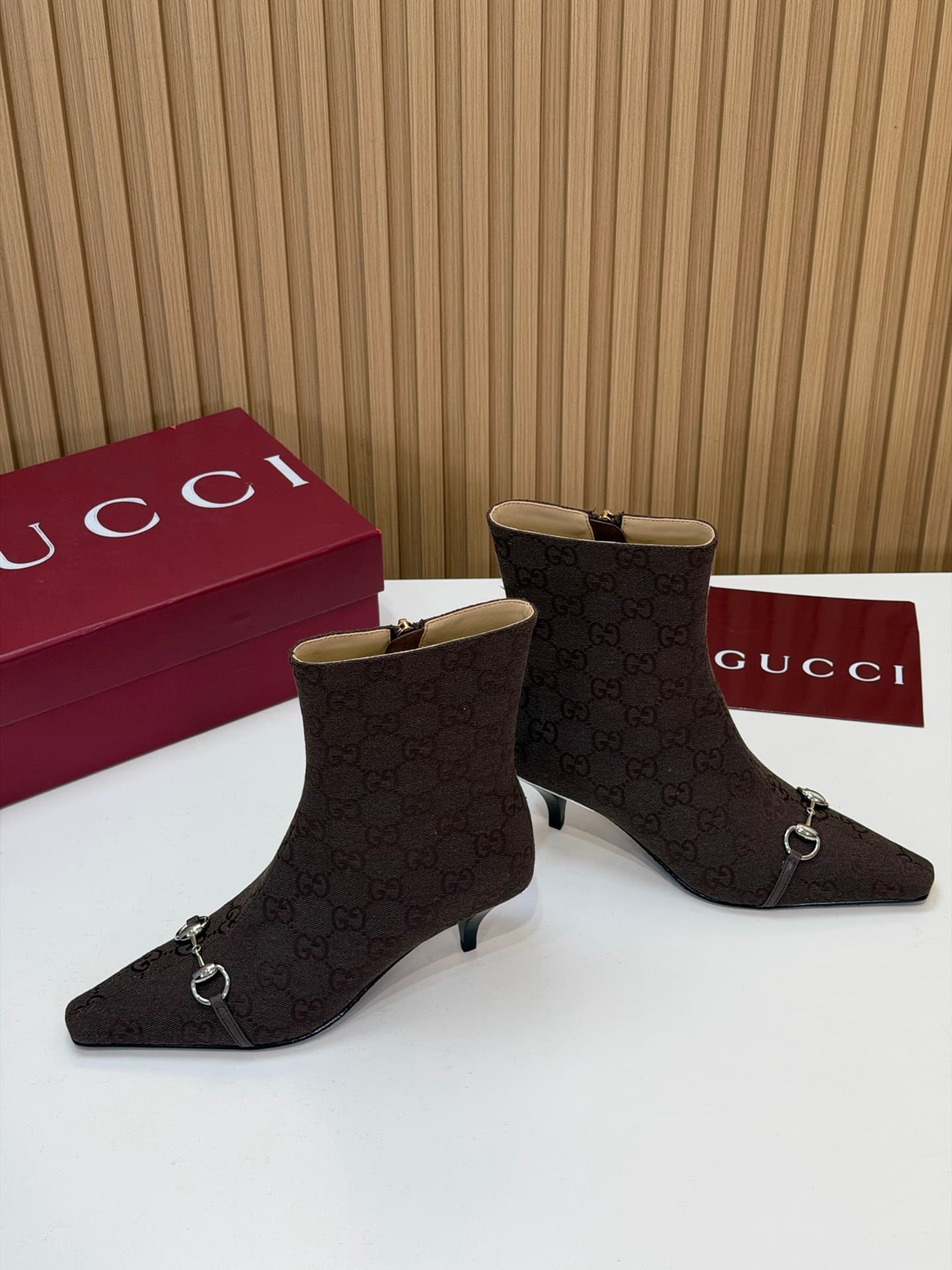 D6867 2026 early autumn 🆕 GUCCI high-end boutique Vittoria series ankle boots – new autumn/winter products 🆕 Gucci small toe ankle boots 😍 Manequin mid-heel with extended toe and side zipper low boots ‼️ Top quality 🆙 purchased through agent! Original 1: — image 1
