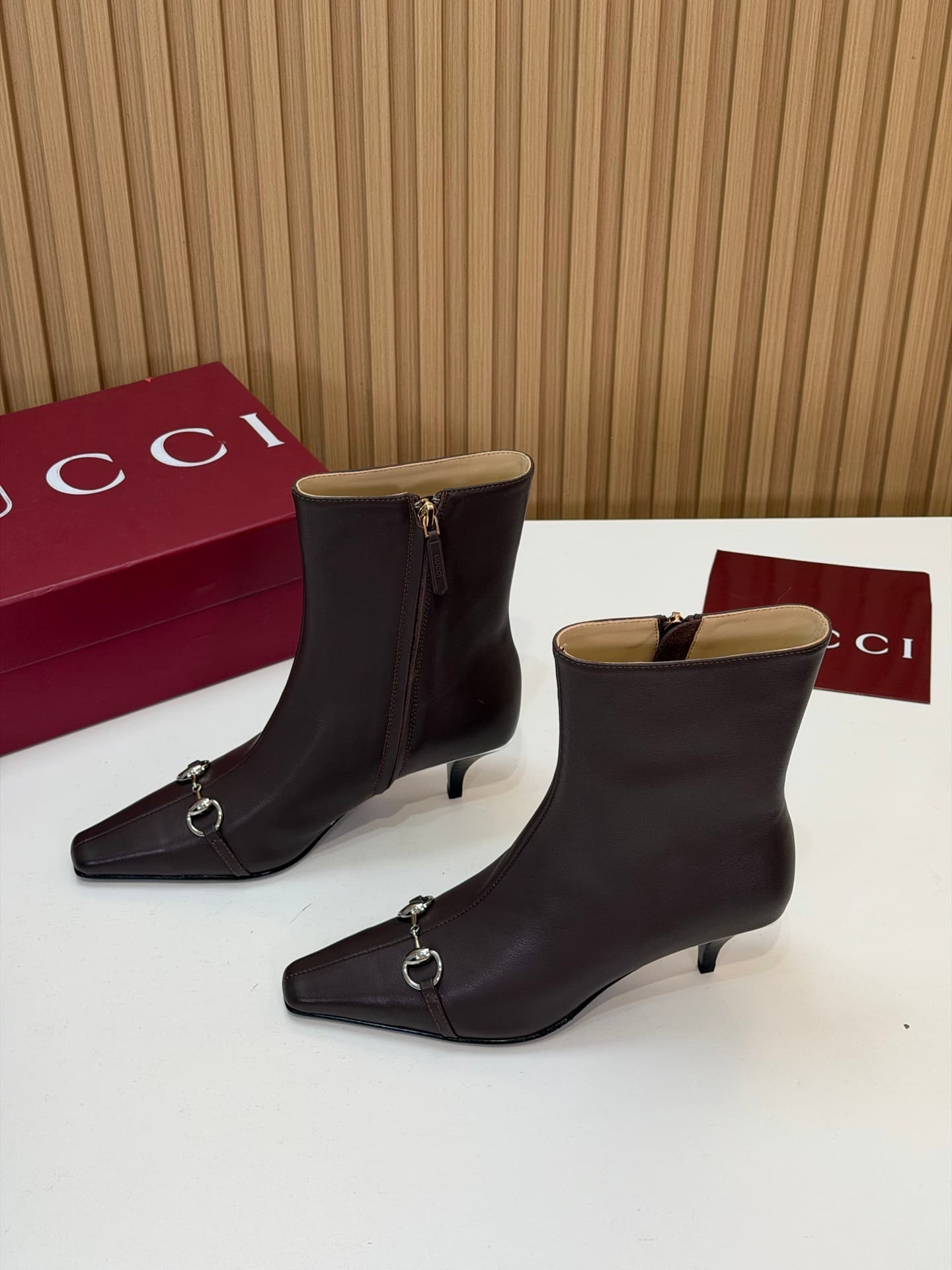 D6869 2026 early autumn 🆕 GUCCI high-end boutique Vittoria series short boots – new autumn/winter products 🆕 Gucci small square-toe ankle boots 😍 Horsehair fastenings, medium heel, extended toe, conical metal strip, side zipper low boots ‼️ Top quality 🆙  — image 4