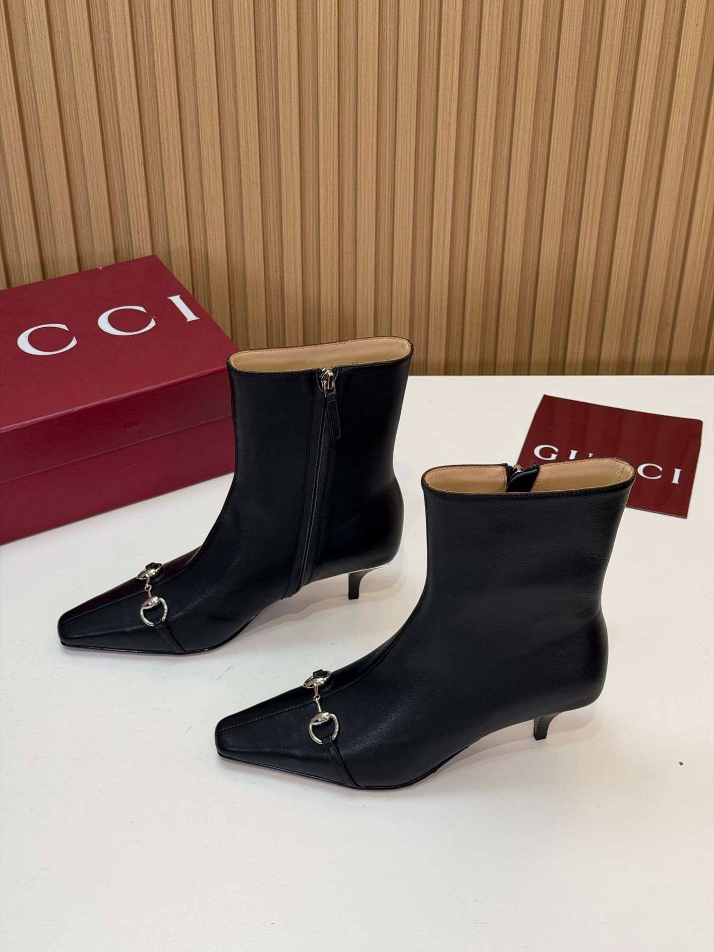 D6868 2026 Early Autumn 🆕 GUCCI High-end boutique Vittoria series short boots – new autumn/winter products 🆕 Gucci small ankle boots 😍 Metal-cutting shaped boots with mid-height heels and extended toe, side zipper, low boot‼️ Top quality 🆙 Reputable purch — image 4