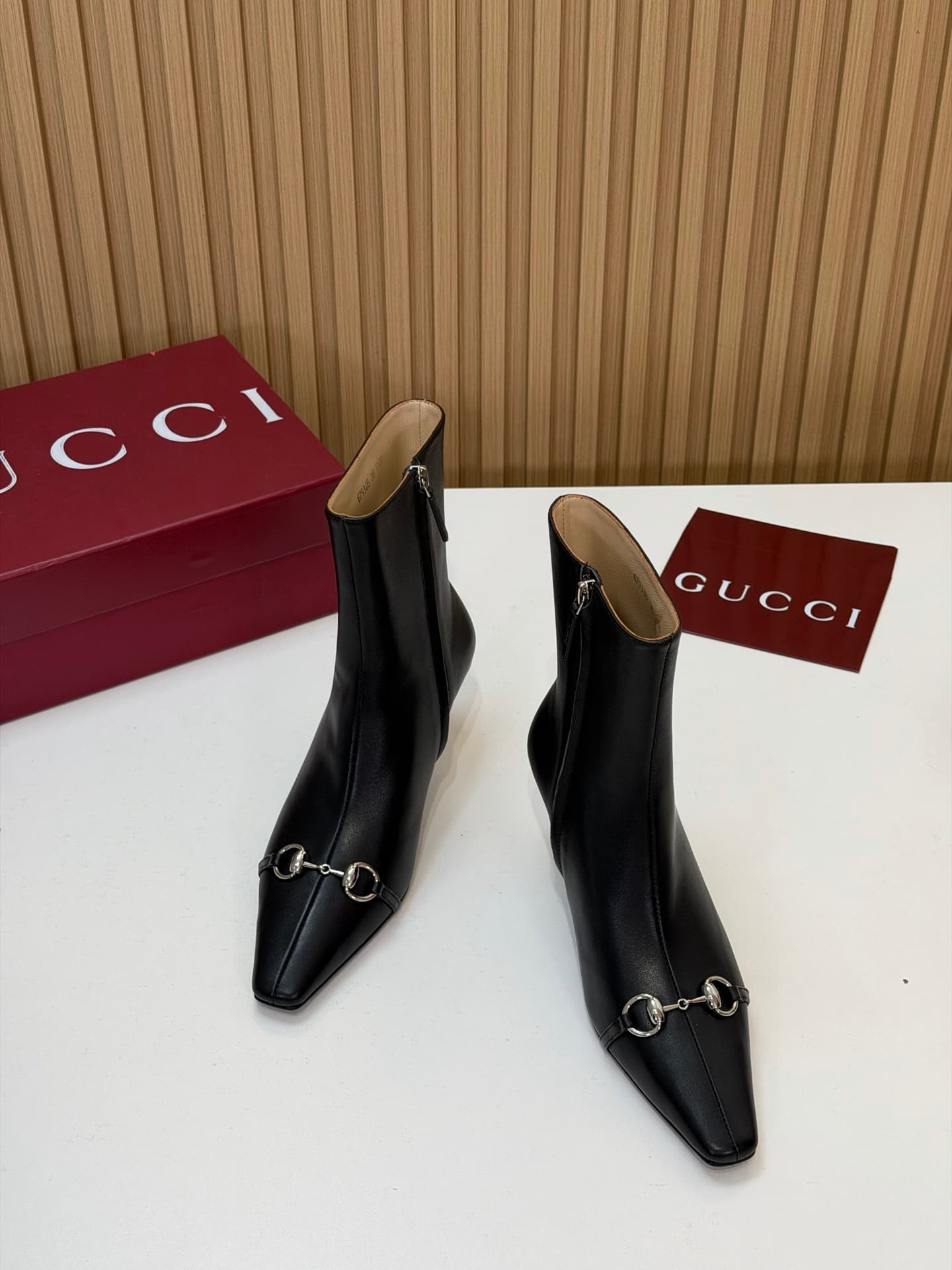 D6868 2026 Early Autumn 🆕 GUCCI High-end boutique Vittoria series short boots – new autumn/winter products 🆕 Gucci small ankle boots 😍 Metal-cutting shaped boots with mid-height heels and extended toe, side zipper, low boot‼️ Top quality 🆙 Reputable purch — image 2