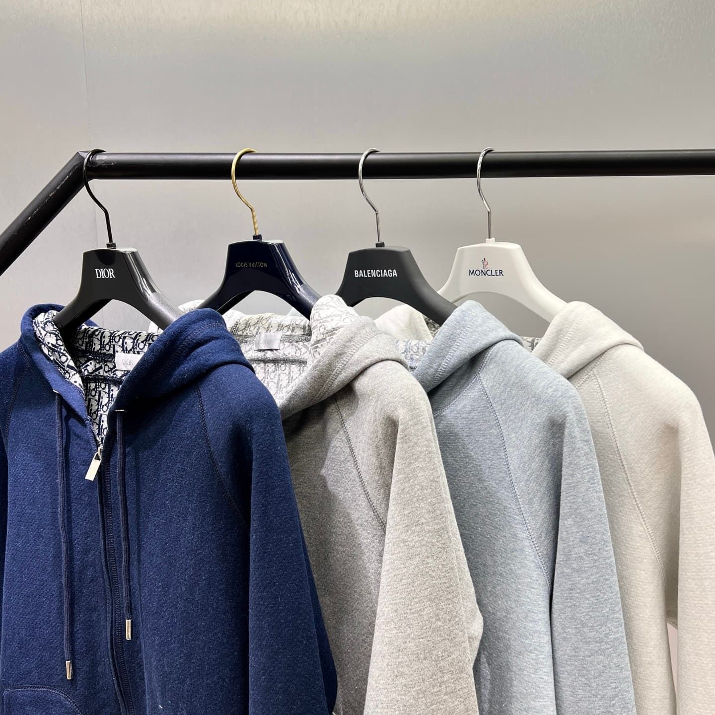 C10282 Dior Dior 2026ss – New fall/winter long-sleeved hooded sweatshirt jacket. High-end version! Customized with wool-blend knitted fabric at the store. Breathable and comfortable; every detail is impeccable. Designed with brand elements to reflect high — image 4