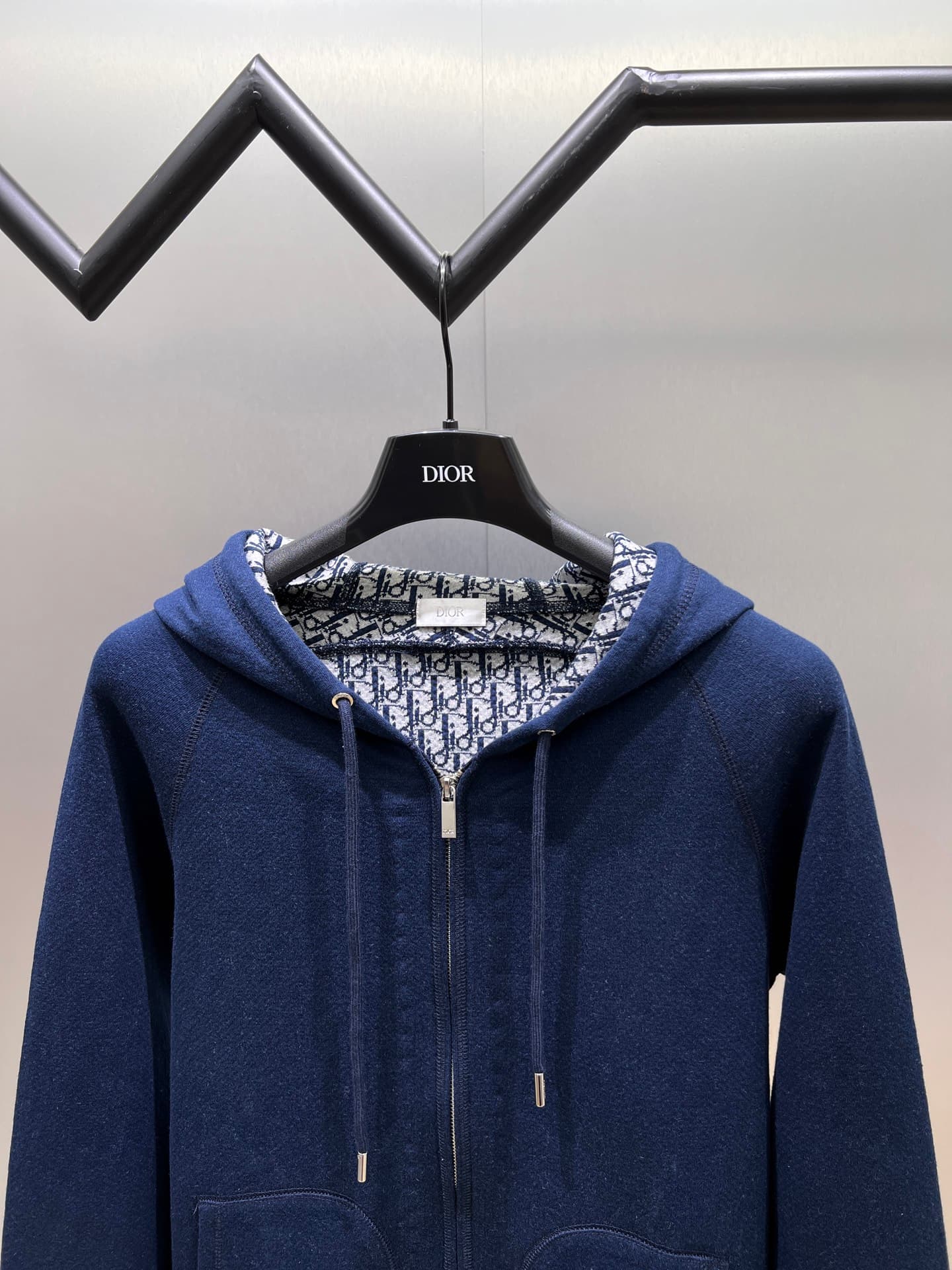 C10282 Dior Dior 2026ss – New fall/winter long-sleeved hooded sweatshirt jacket. High-end version! Customized with wool-blend knitted fabric at the store. Breathable and comfortable; every detail is impeccable. Designed with brand elements to reflect high — image 5