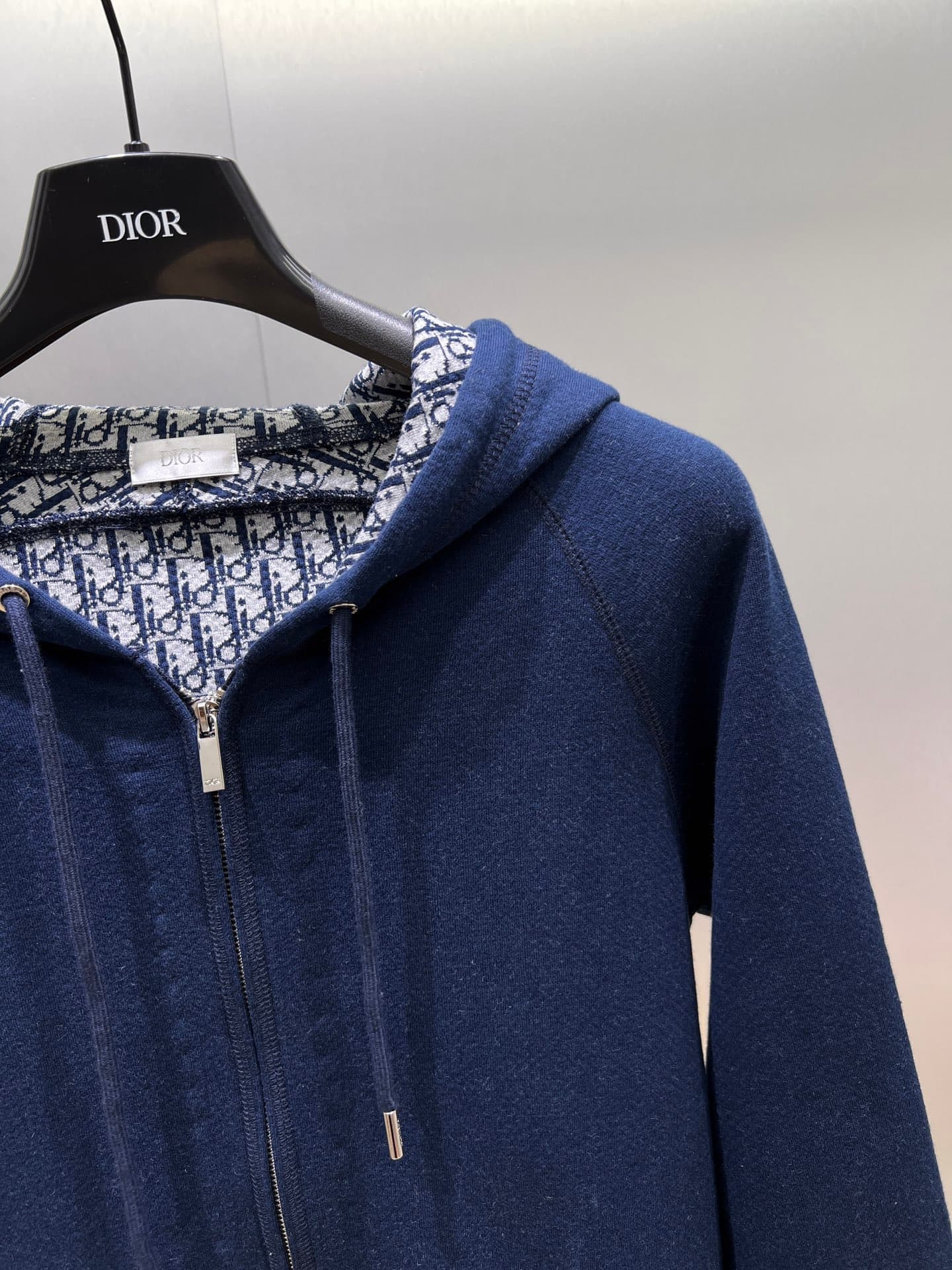 C10282 Dior Dior 2026ss – New fall/winter long-sleeved hooded sweatshirt jacket. High-end version! Customized with wool-blend knitted fabric at the store. Breathable and comfortable; every detail is impeccable. Designed with brand elements to reflect high — image 6