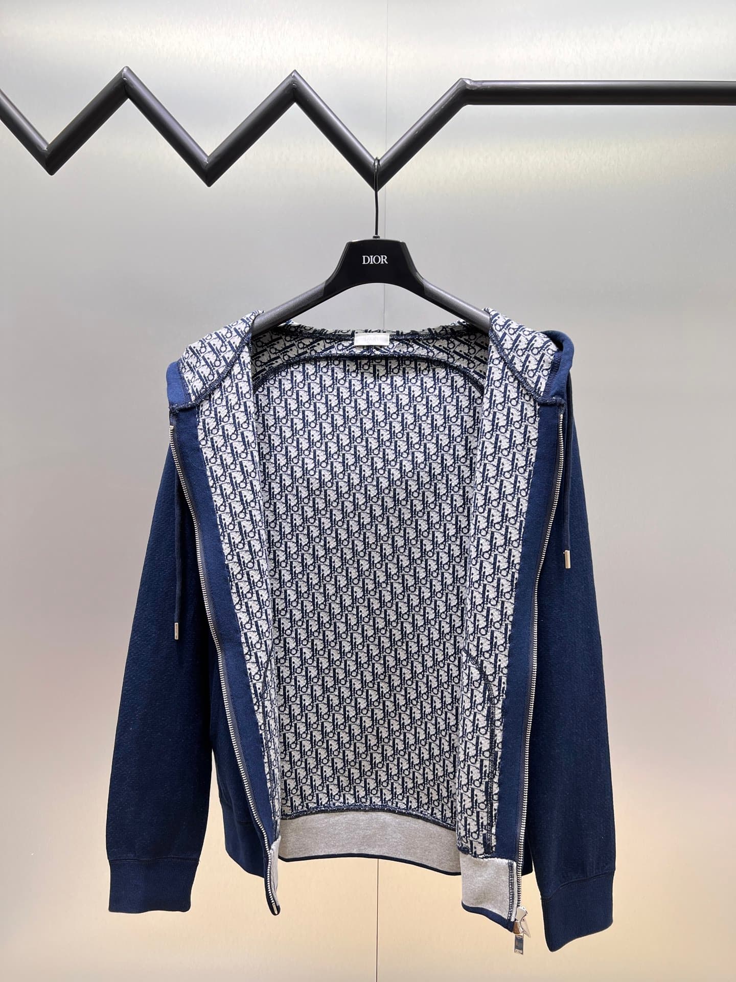 C10282 Dior Dior 2026ss – New fall/winter long-sleeved hooded sweatshirt jacket. High-end version! Customized with wool-blend knitted fabric at the store. Breathable and comfortable; every detail is impeccable. Designed with brand elements to reflect high — image 2