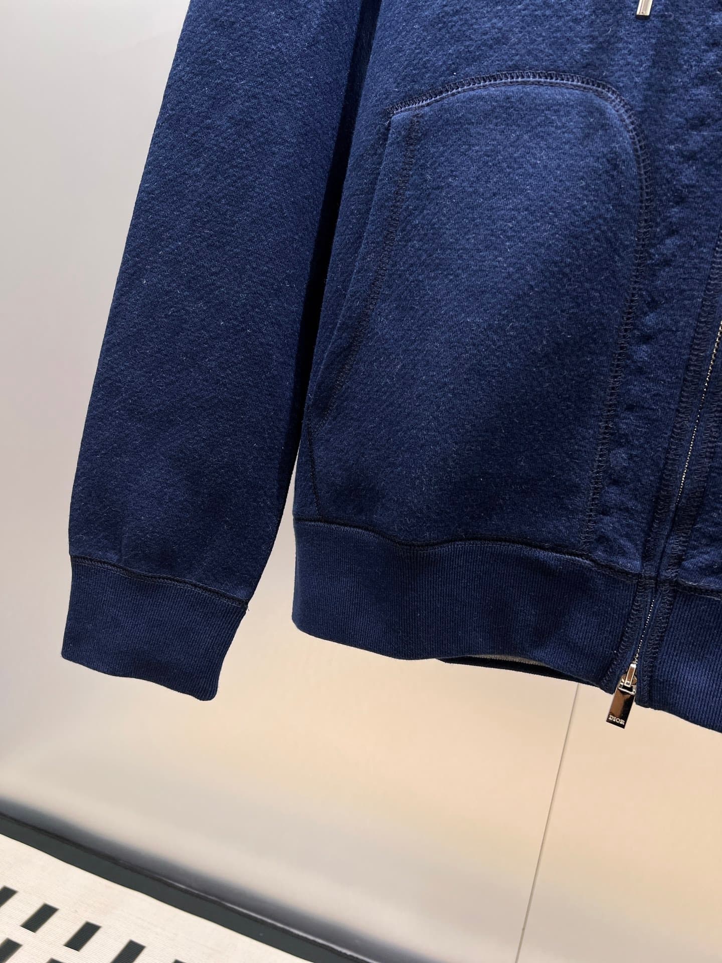 C10282 Dior Dior 2026ss – New fall/winter long-sleeved hooded sweatshirt jacket. High-end version! Customized with wool-blend knitted fabric at the store. Breathable and comfortable; every detail is impeccable. Designed with brand elements to reflect high — image 8