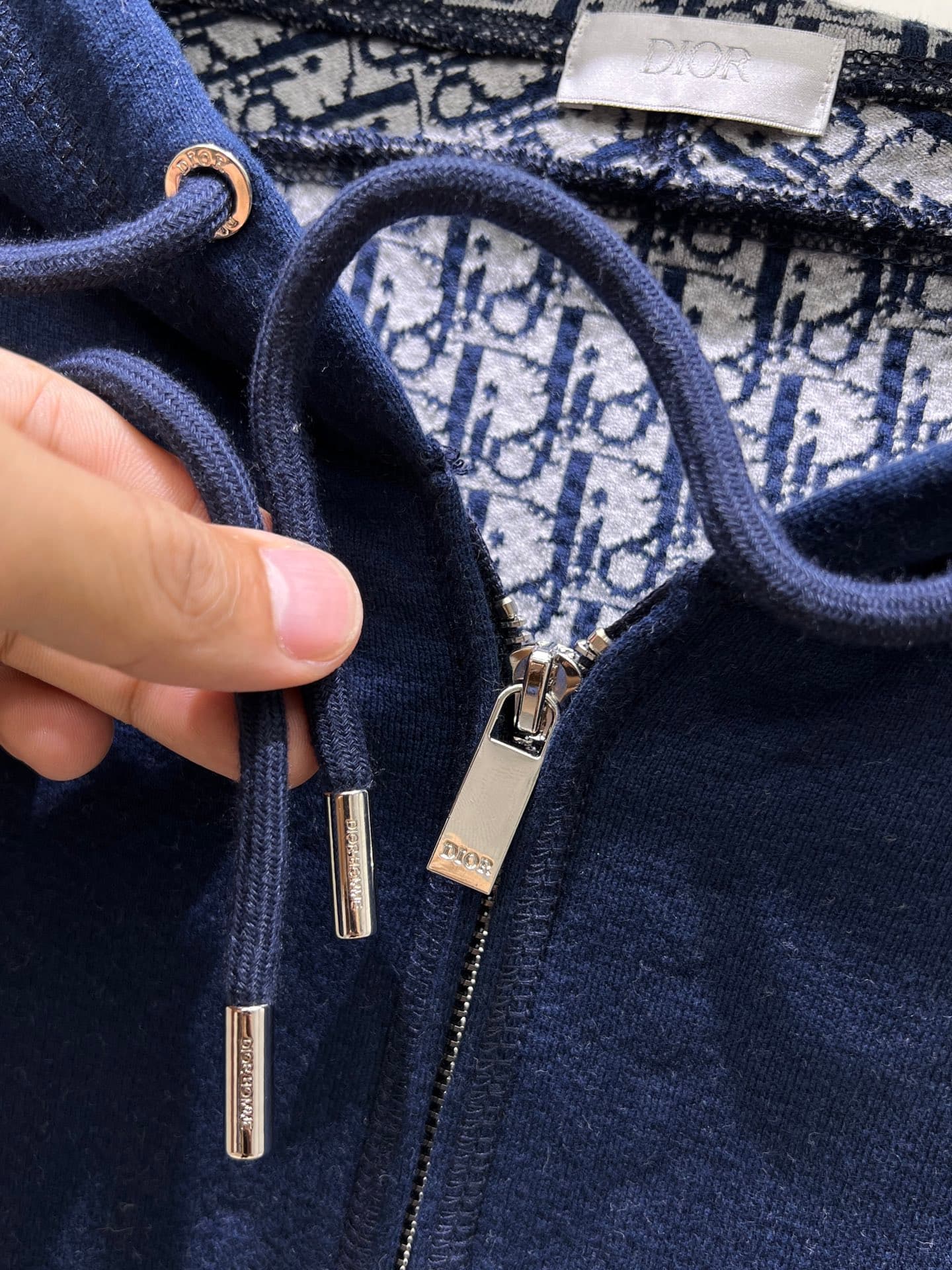 C10282 Dior Dior 2026ss – New fall/winter long-sleeved hooded sweatshirt jacket. High-end version! Customized with wool-blend knitted fabric at the store. Breathable and comfortable; every detail is impeccable. Designed with brand elements to reflect high — image 7