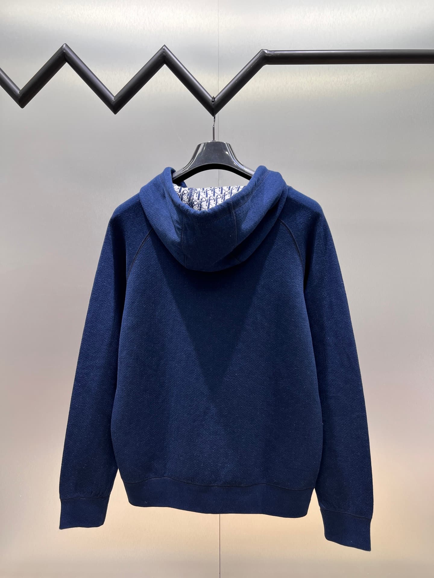 C10282 Dior Dior 2026ss – New fall/winter long-sleeved hooded sweatshirt jacket. High-end version! Customized with wool-blend knitted fabric at the store. Breathable and comfortable; every detail is impeccable. Designed with brand elements to reflect high — image 3