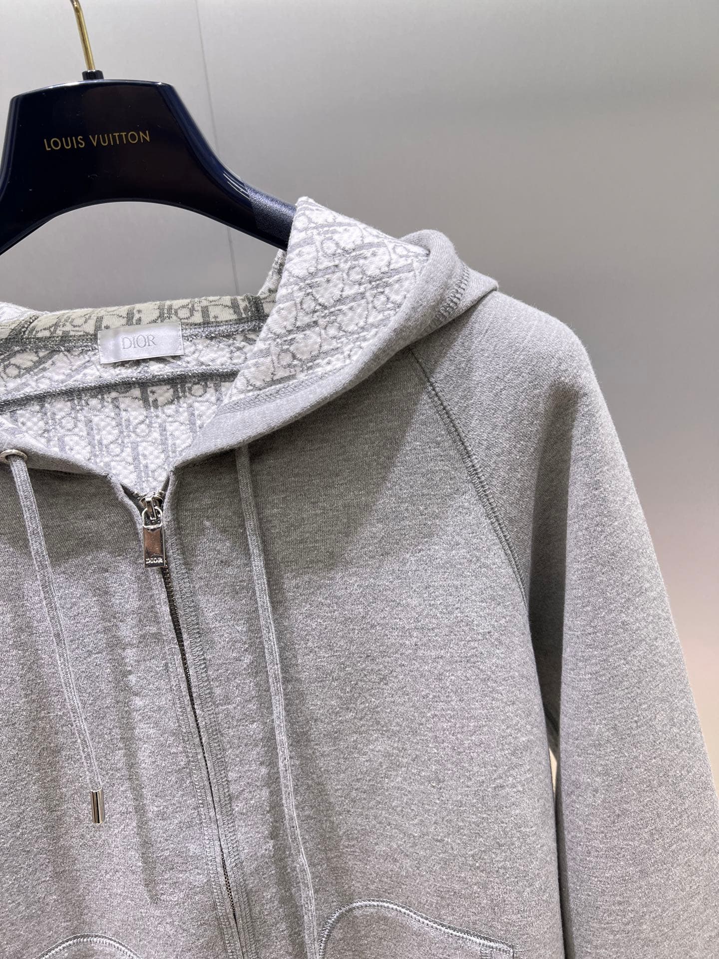 C10281 Dior Dior 2026ss – New autumn/winter long-sleeved hooded sweater jacket. High-end version! Customized with wool-blend knitted fabric at the retail store. Breathable and comfortable; every detail is impeccable. Features brand-inspired design element — image 6