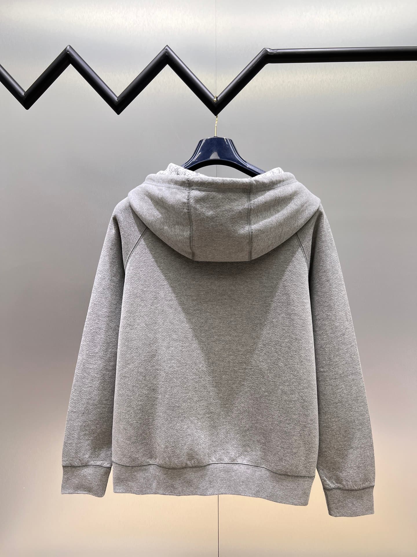 C10281 Dior Dior 2026ss – New autumn/winter long-sleeved hooded sweater jacket. High-end version! Customized with wool-blend knitted fabric at the retail store. Breathable and comfortable; every detail is impeccable. Features brand-inspired design element — image 3