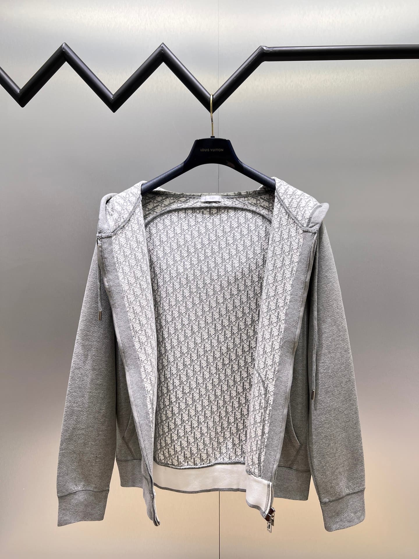 C10281 Dior Dior 2026ss – New autumn/winter long-sleeved hooded sweater jacket. High-end version! Customized with wool-blend knitted fabric at the retail store. Breathable and comfortable; every detail is impeccable. Features brand-inspired design element — image 2