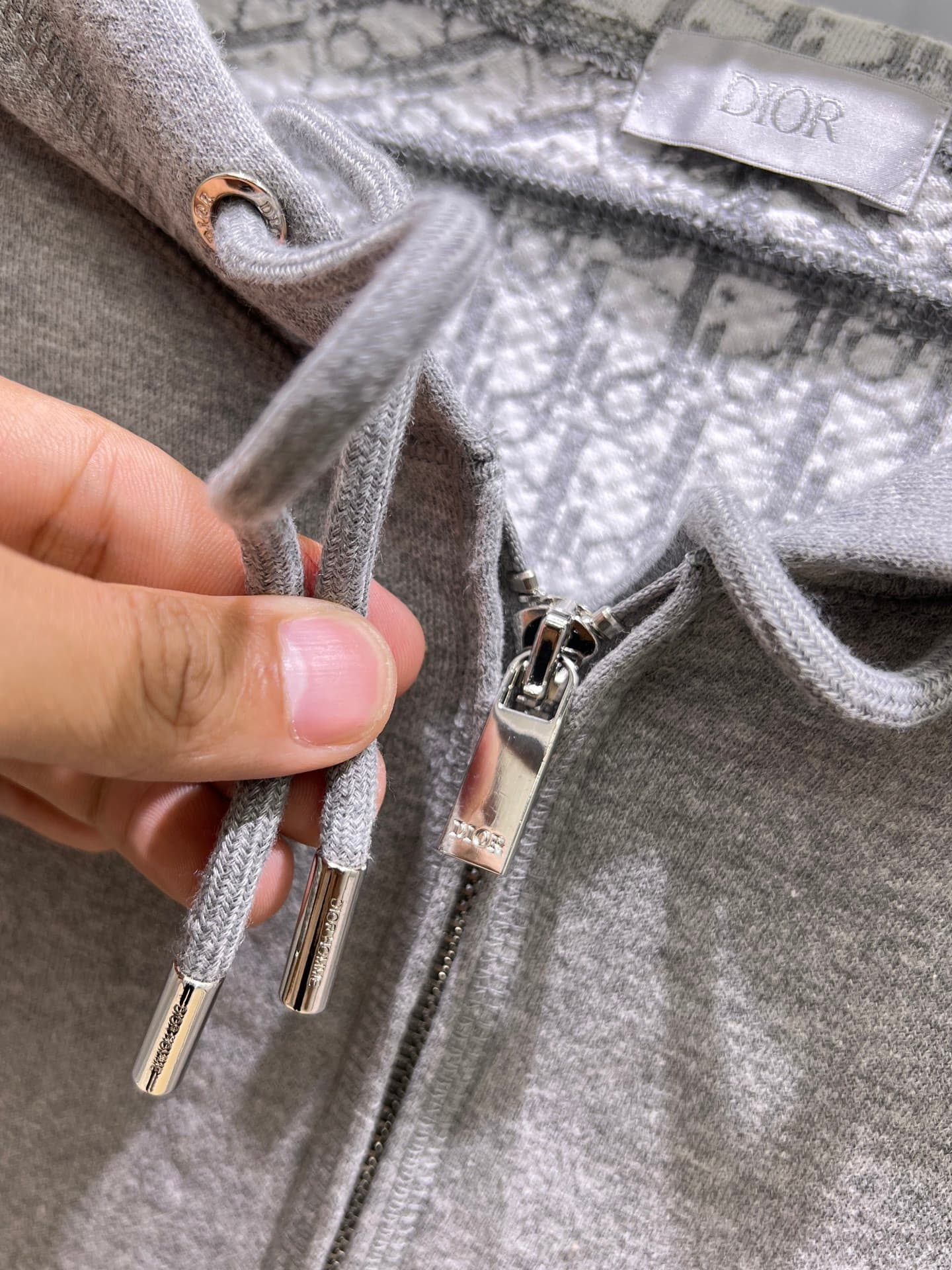 C10281 Dior Dior 2026ss – New autumn/winter long-sleeved hooded sweater jacket. High-end version! Customized with wool-blend knitted fabric at the retail store. Breathable and comfortable; every detail is impeccable. Features brand-inspired design element — image 7