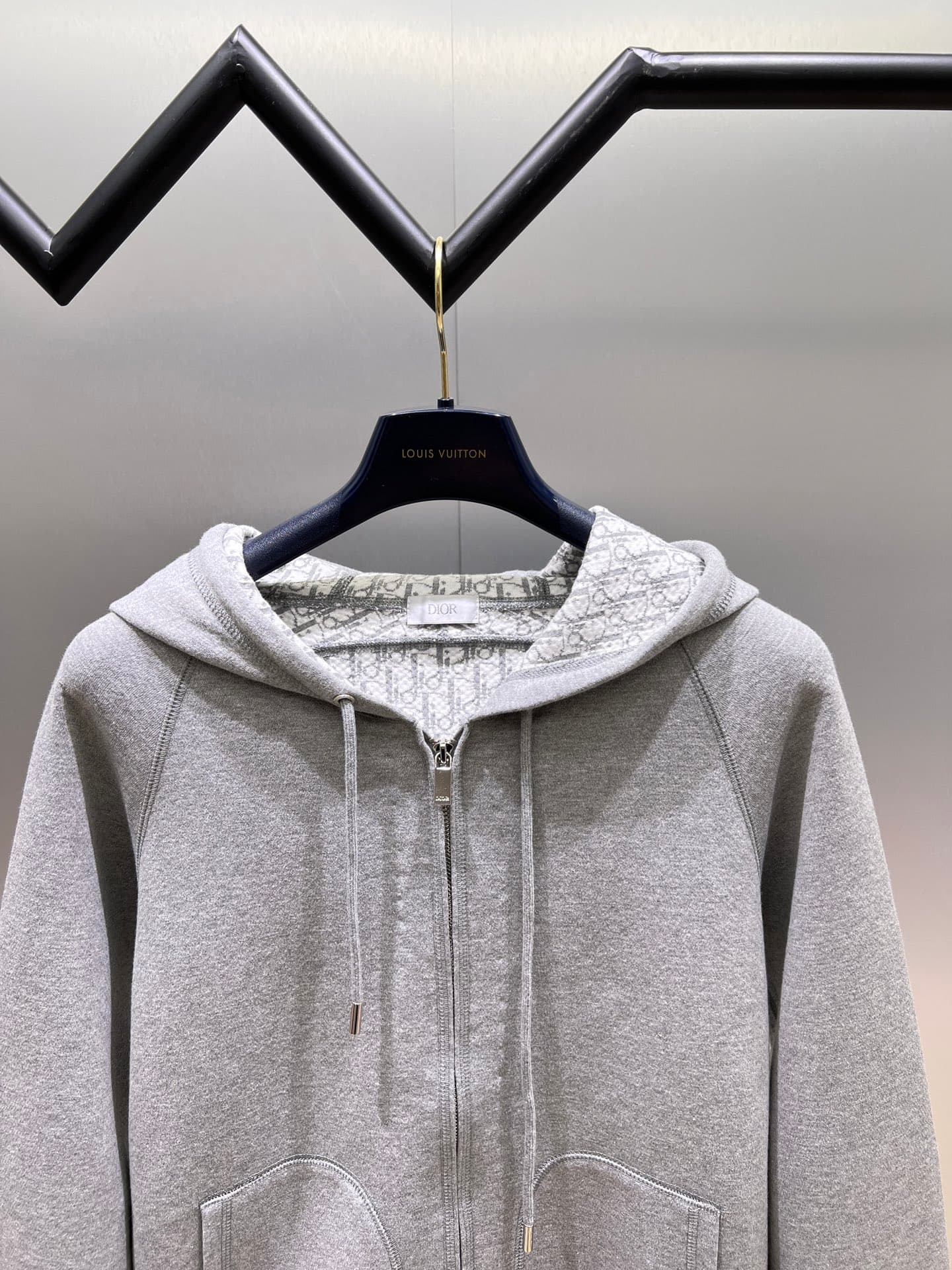 C10281 Dior Dior 2026ss – New autumn/winter long-sleeved hooded sweater jacket. High-end version! Customized with wool-blend knitted fabric at the retail store. Breathable and comfortable; every detail is impeccable. Features brand-inspired design element — image 5
