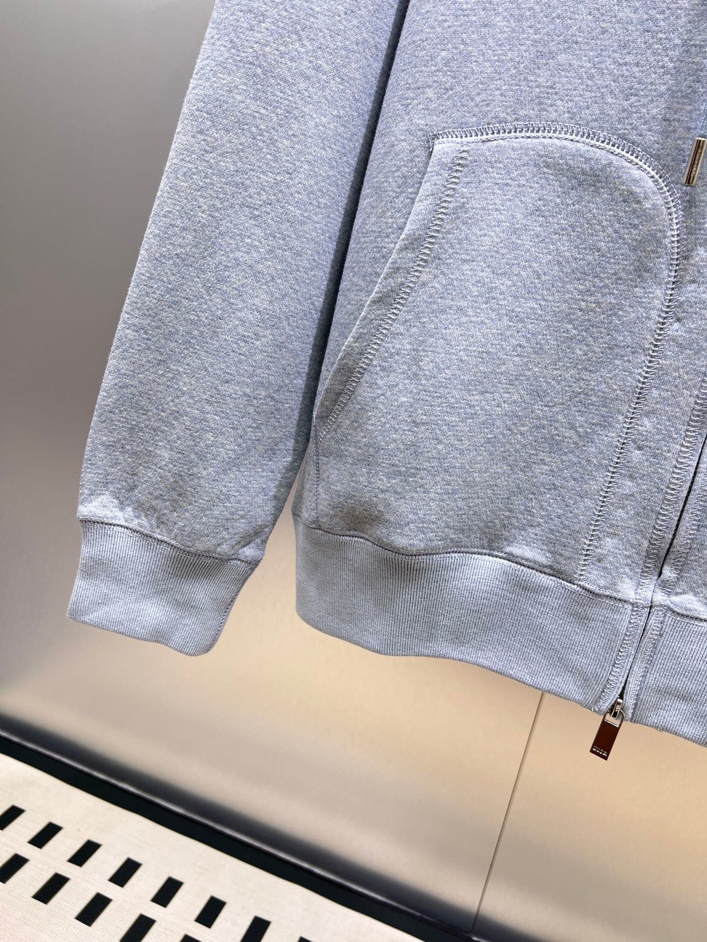 C10280 Dior Dior 2026ss – New autumn/winter long-sleeved hooded sweatshirt jacket. High-end version! Customized with wool-blend knitted fabric at the retail store. Breathable and comfortable; every detail is impeccable. Designed with brand elements to ref — image 8