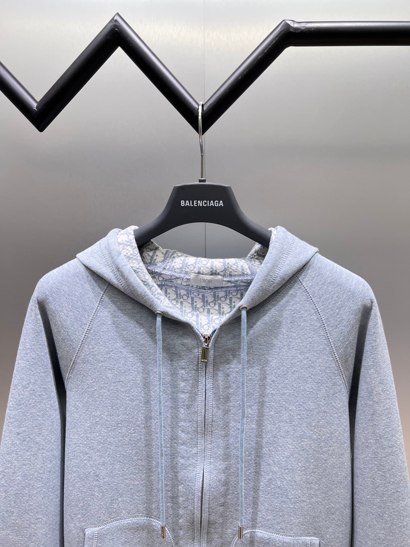 C10280 Dior Dior 2026ss – New autumn/winter long-sleeved hooded sweatshirt jacket. High-end version! Customized with wool-blend knitted fabric at the retail store. Breathable and comfortable; every detail is impeccable. Designed with brand elements to ref — image 5