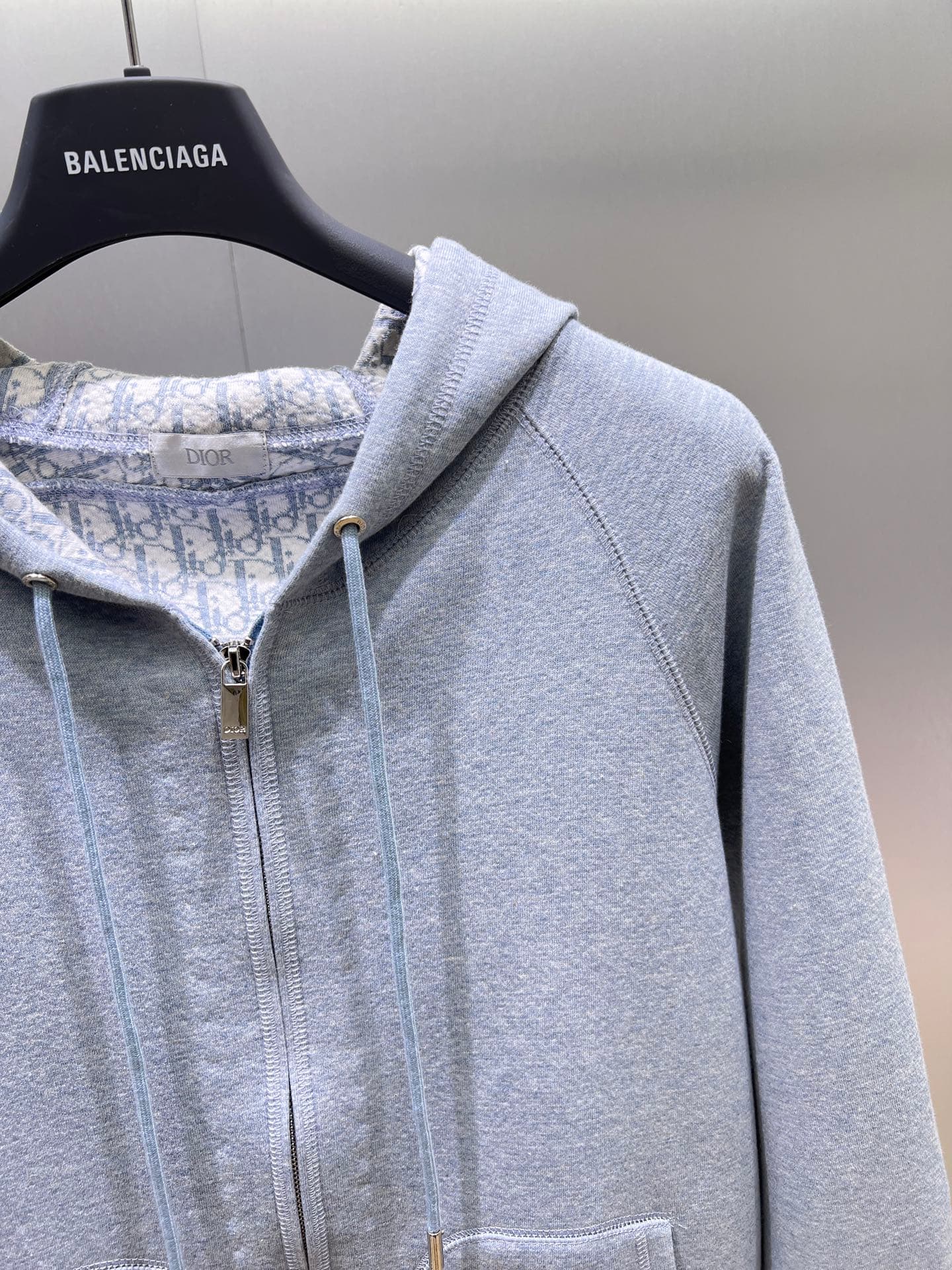 C10280 Dior Dior 2026ss – New autumn/winter long-sleeved hooded sweatshirt jacket. High-end version! Customized with wool-blend knitted fabric at the retail store. Breathable and comfortable; every detail is impeccable. Designed with brand elements to ref — image 6