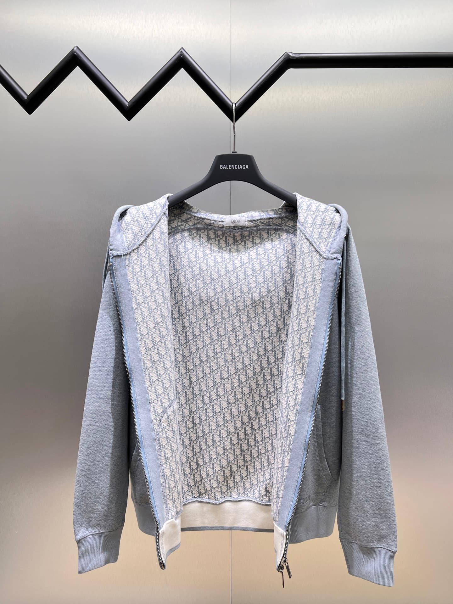 C10280 Dior Dior 2026ss – New autumn/winter long-sleeved hooded sweatshirt jacket. High-end version! Customized with wool-blend knitted fabric at the retail store. Breathable and comfortable; every detail is impeccable. Designed with brand elements to ref — image 2