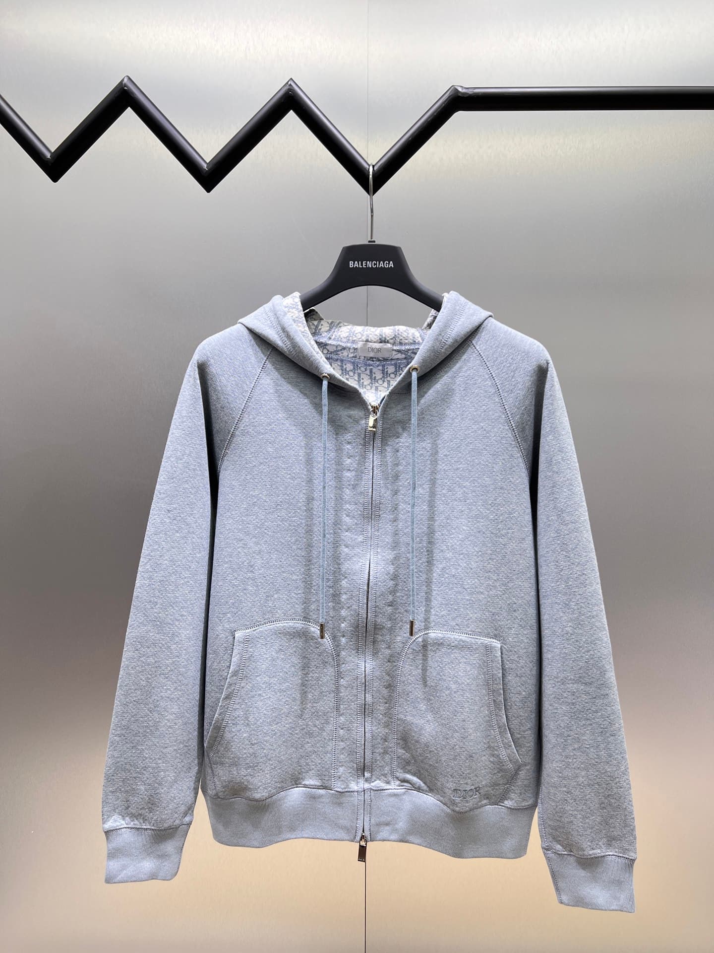 C10280 Dior Dior 2026ss – New autumn/winter long-sleeved hooded sweatshirt jacket. High-end version! Customized with wool-blend knitted fabric at the retail store. Breathable and comfortable; every detail is impeccable. Designed with brand elements to ref — image 1
