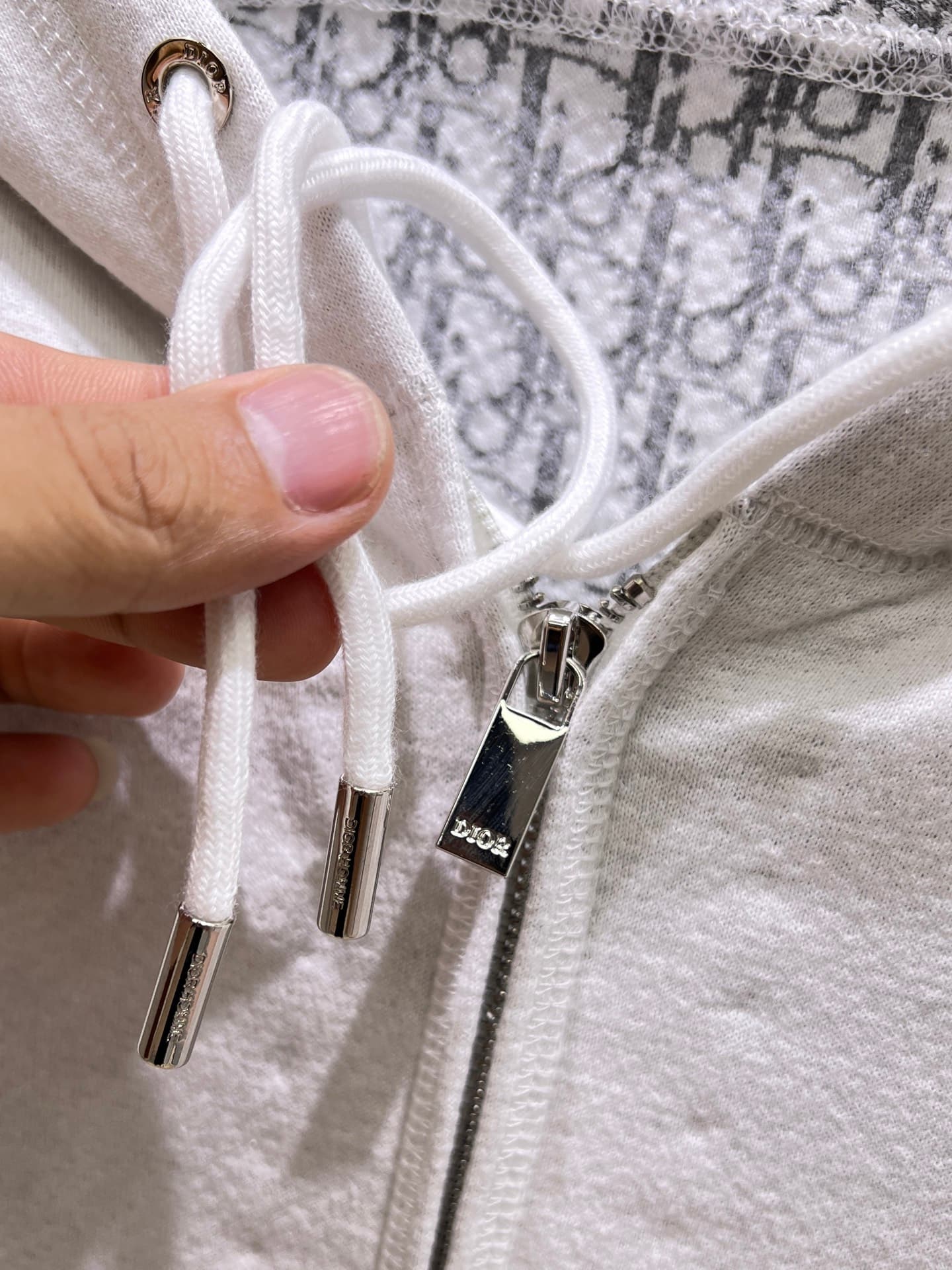 C10279 Dior Dior 2026ss – New fall/winter long-sleeved hooded sweater jacket. High-end version! Customized with wool-blend knitted fabric at the store. Breathable and comfortable; every detail is impeccable. Designed with brand elements to reflect high qu — image 7