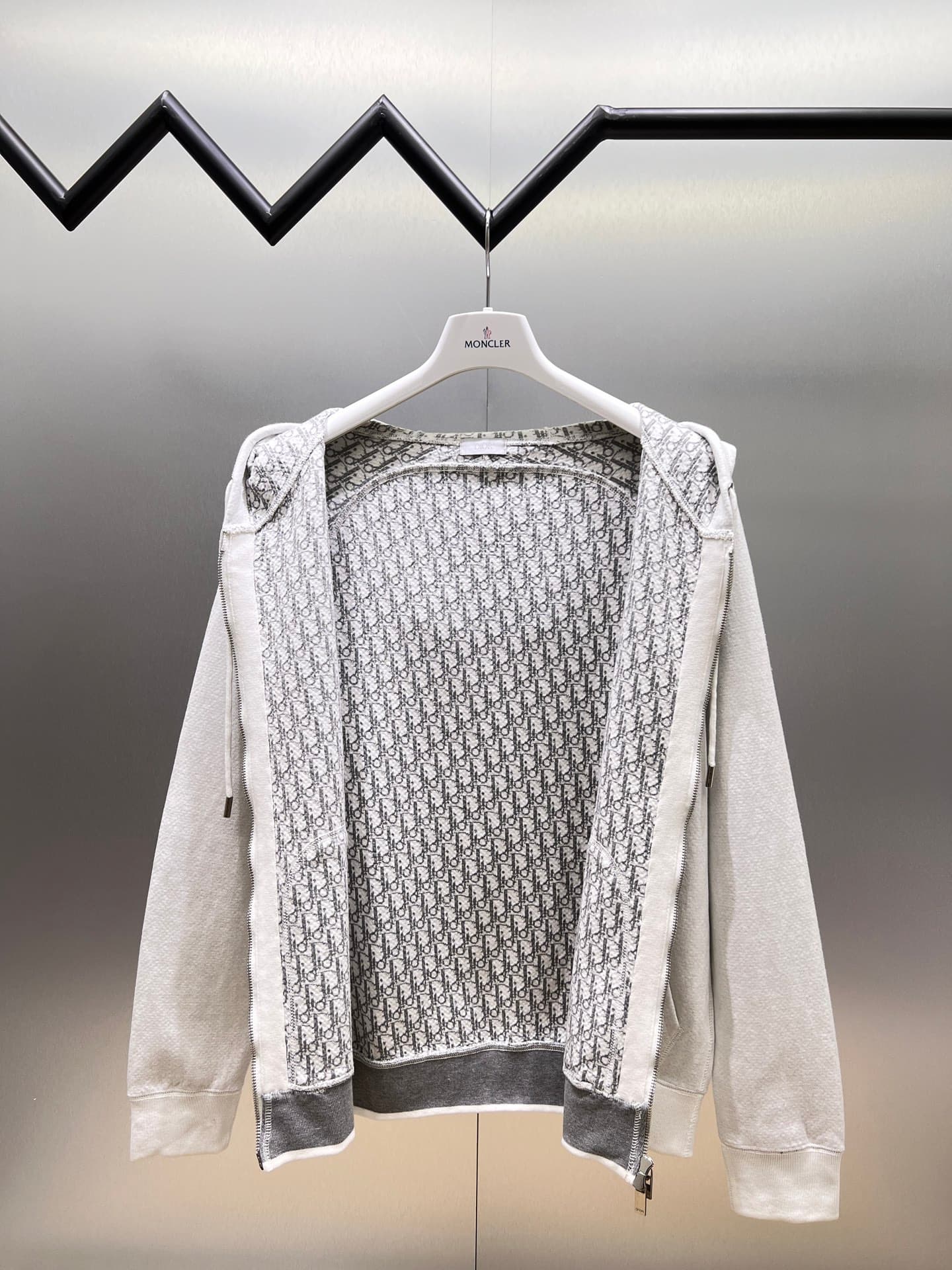 C10279 Dior Dior 2026ss – New fall/winter long-sleeved hooded sweater jacket. High-end version! Customized with wool-blend knitted fabric at the store. Breathable and comfortable; every detail is impeccable. Designed with brand elements to reflect high qu — image 2