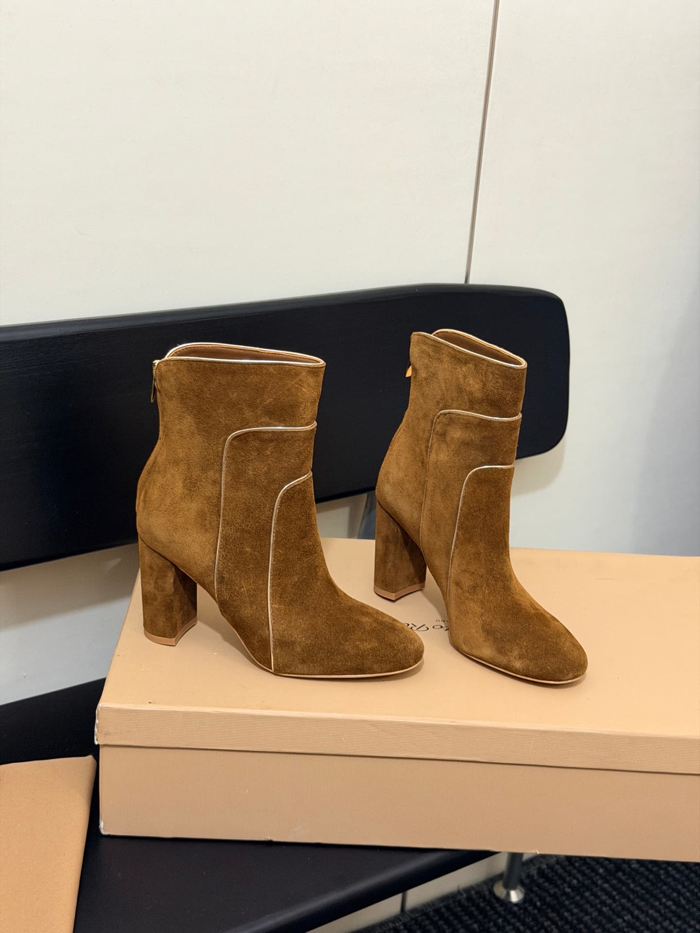 D8784 High-version products are manufactured. — image 3