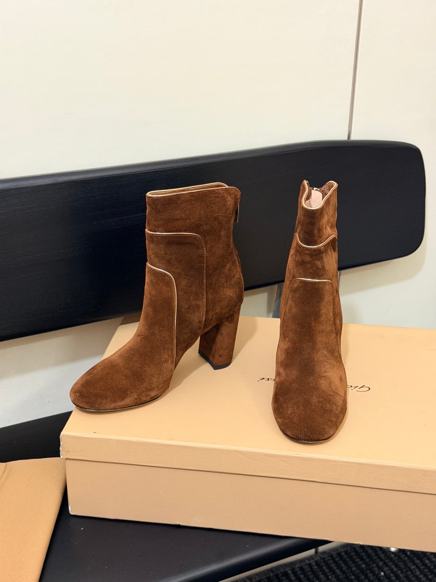 D8783 High-version products are produced on the factory floor — image 2