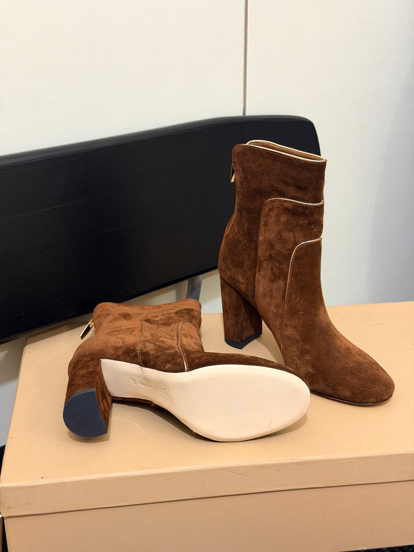 D8783 High-version products are produced on the factory floor — image 7
