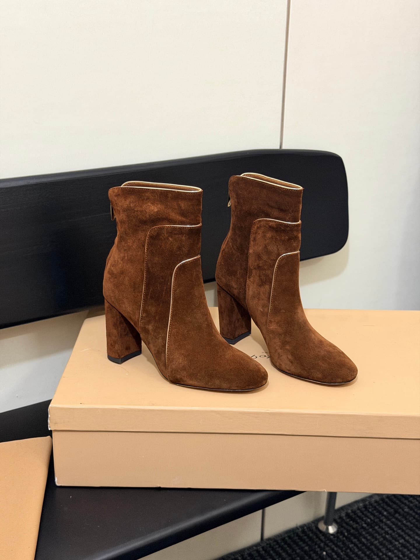 D8783 High-version products are produced on the factory floor — image 3