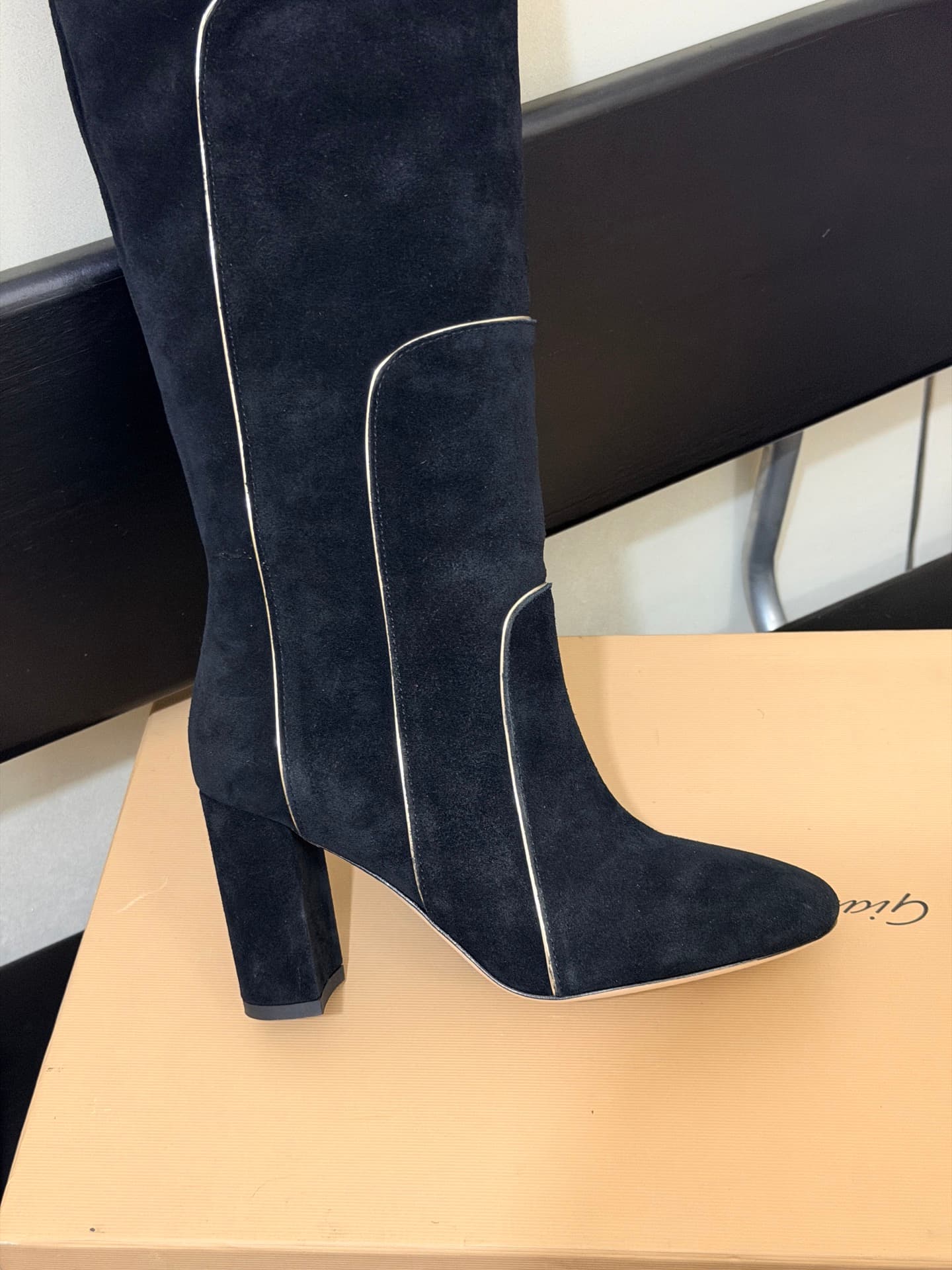 D8796 High-version products are produced on the factory floor — image 8
