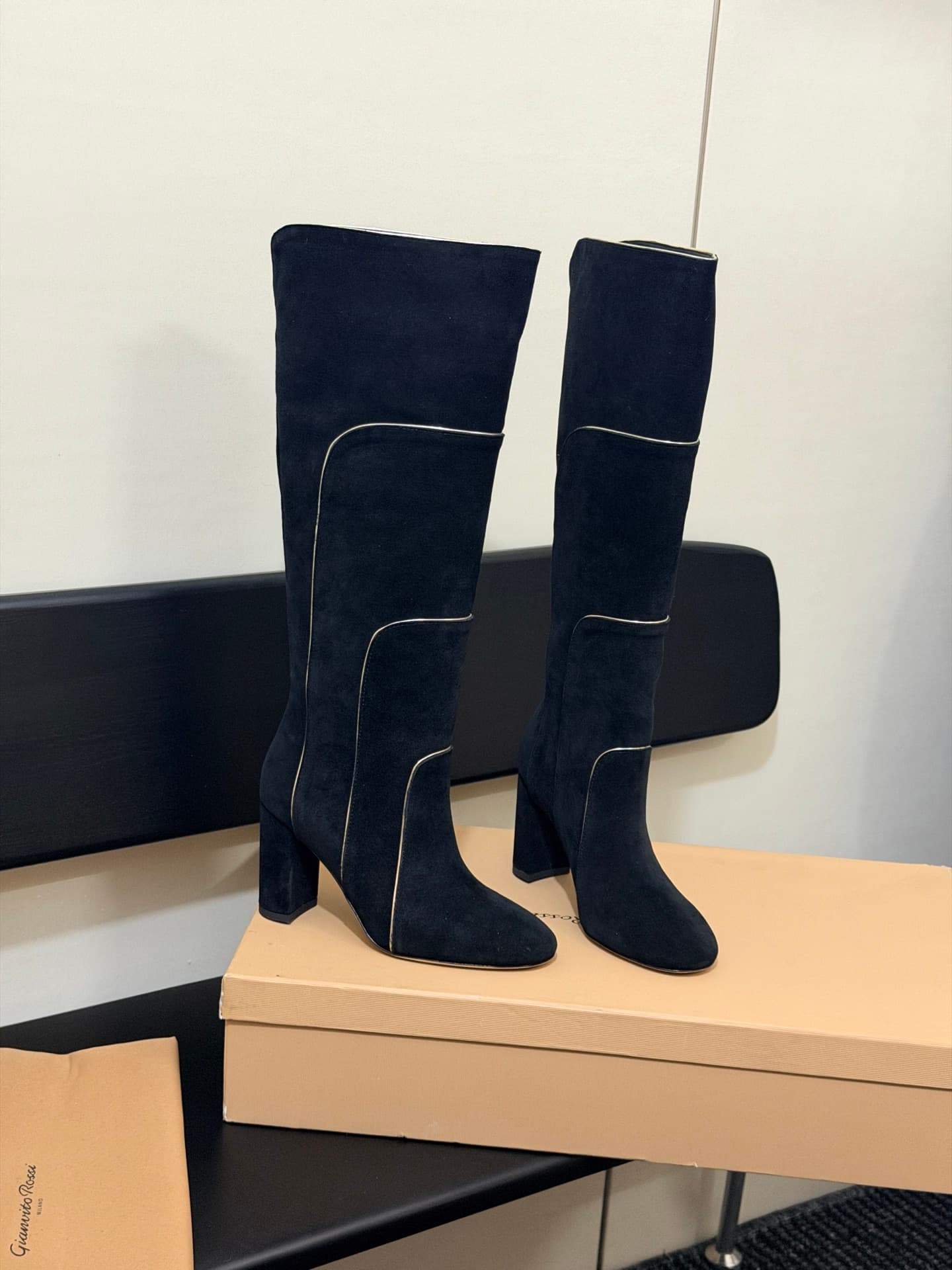 D8796 High-version products are produced on the factory floor — image 3