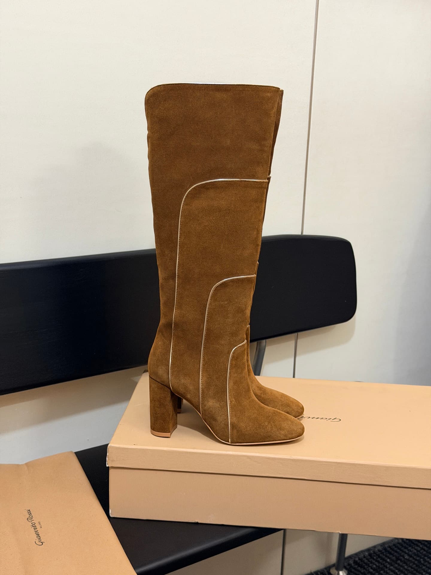 D8792 High-version products are produced on the factory floor — image 1