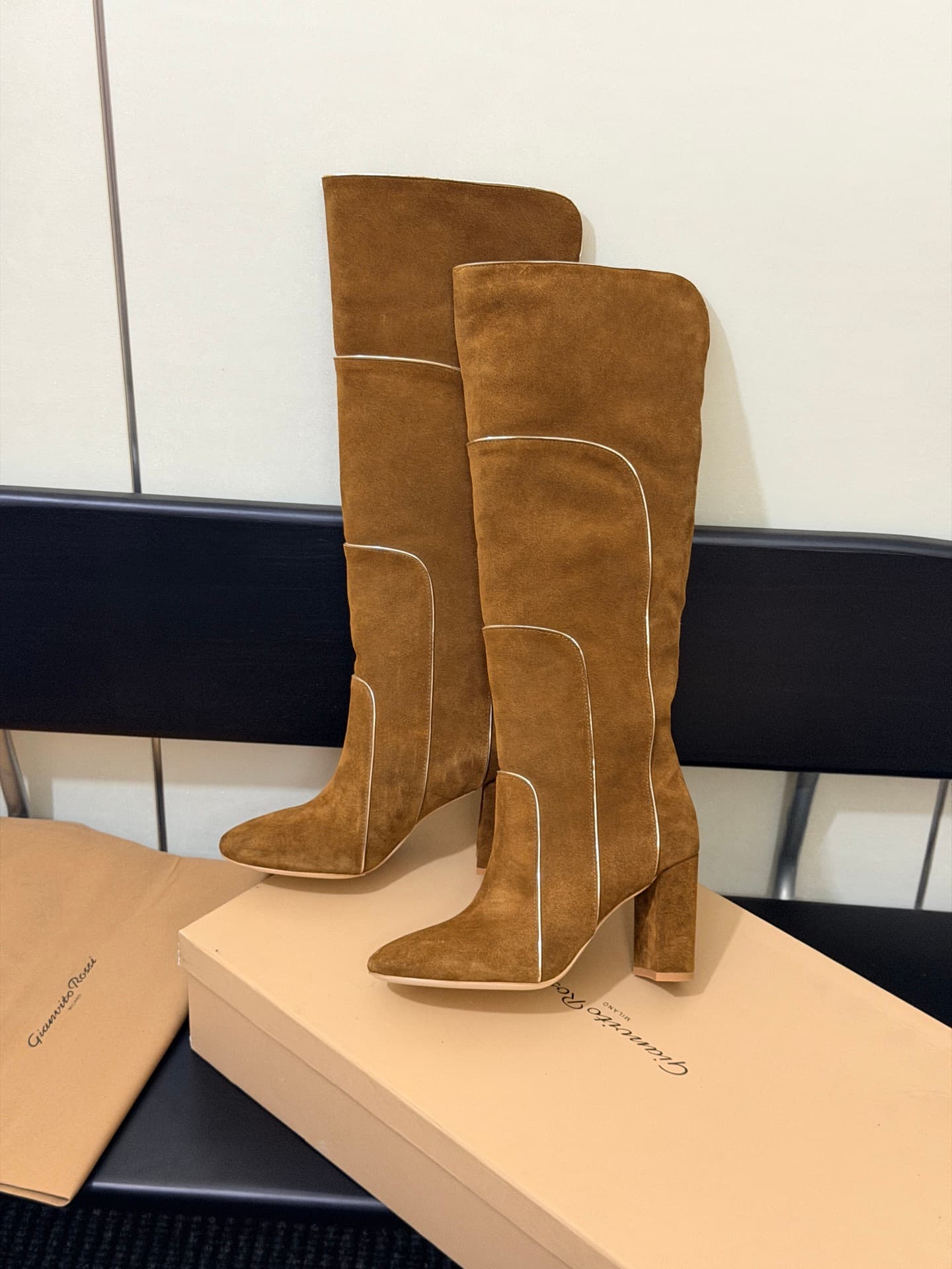 D8792 High-version products are produced on the factory floor — image 6