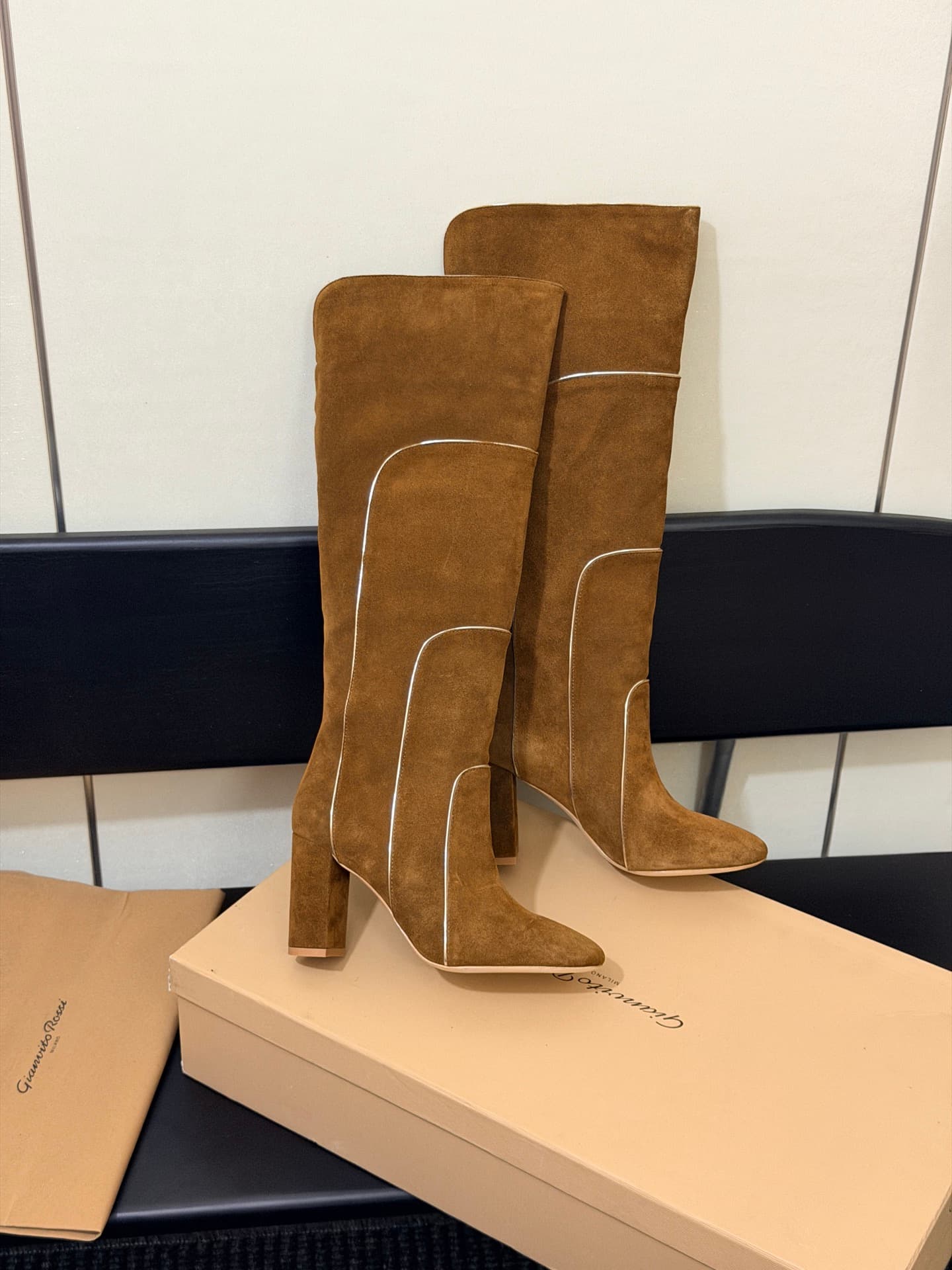 D8792 High-version products are produced on the factory floor — image 4