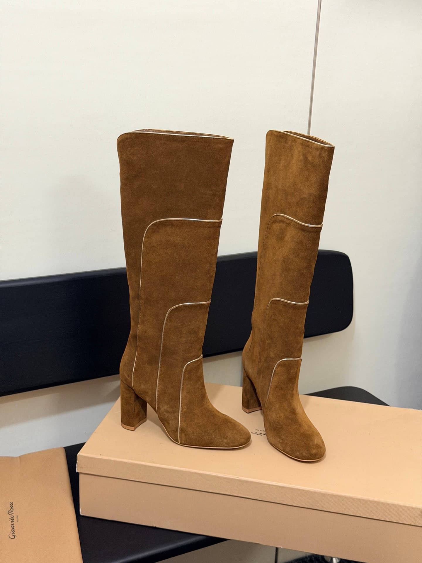 D8792 High-version products are produced on the factory floor — image 3