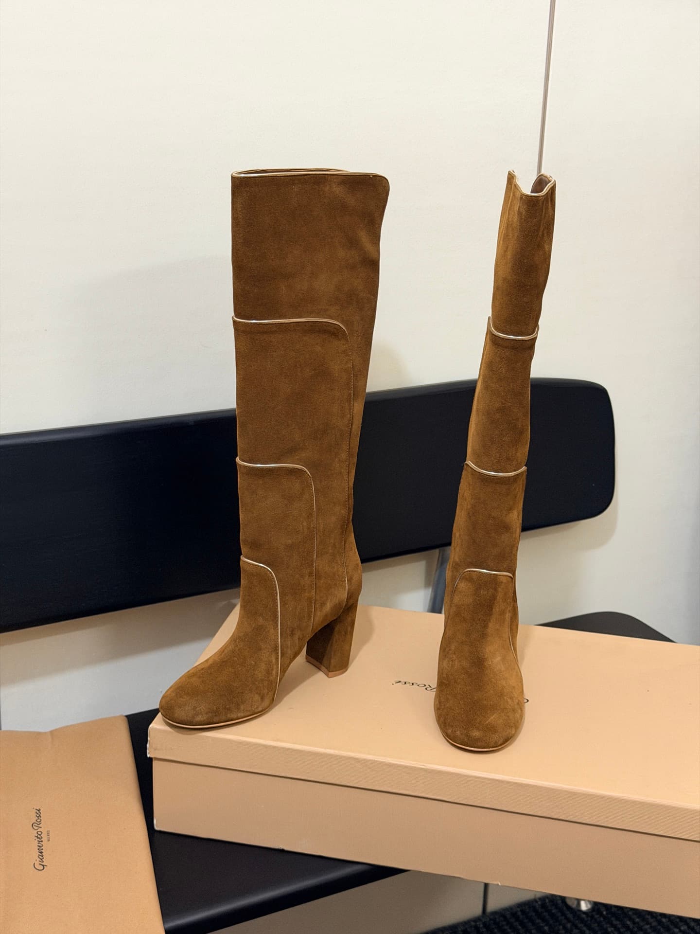 D8792 High-version products are produced on the factory floor — image 2