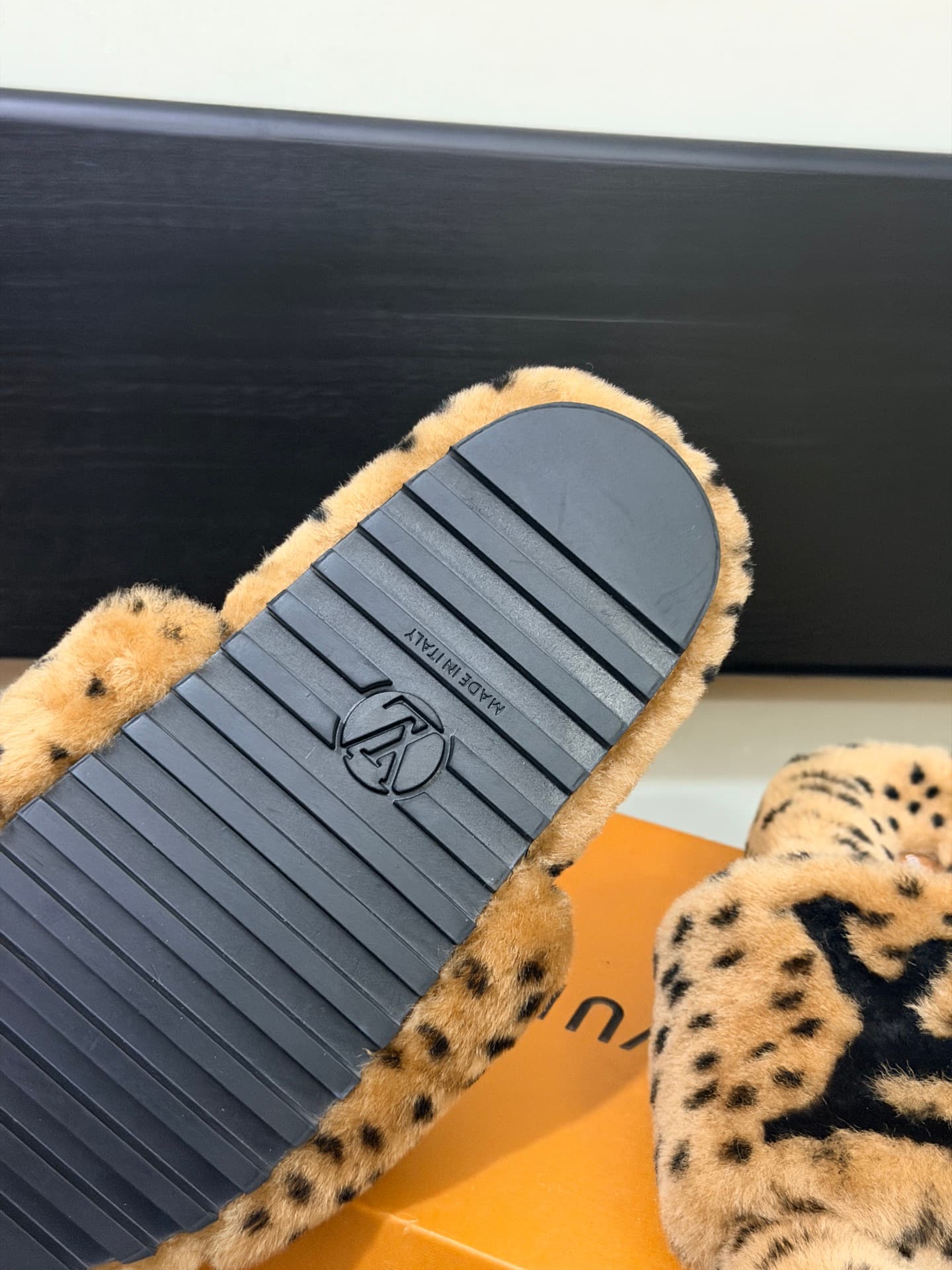 D8885 LV 26K New type of fuzzy slippers! — image 5