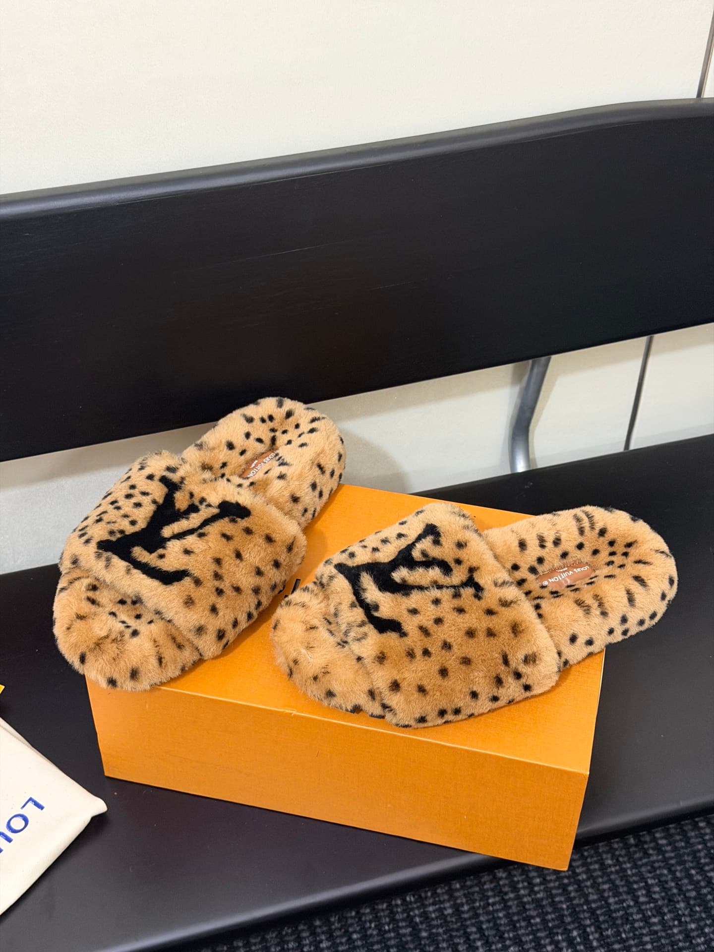 D8885 LV 26K New type of fuzzy slippers! — image 4
